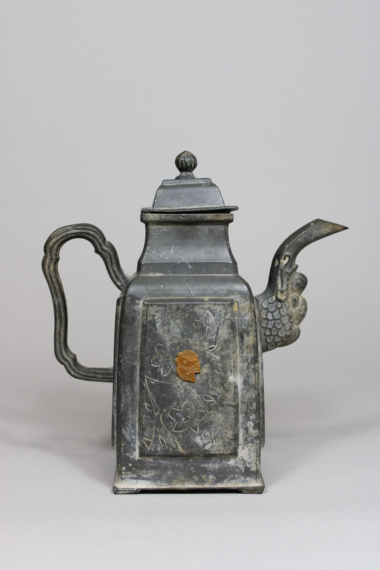 Quadratische Zinn-Teekanne, China, Marke am Boden, Blumendekor, H.: 18 cm, B.: 17 cm. Guter, alters
