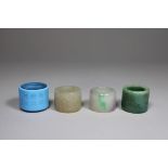 Vier Daumen-Ringe, China, 2 aus Jade, 1 weißer Jade, 1 aus Doppelschicht-Glas mit Gedicht, wohl Qin