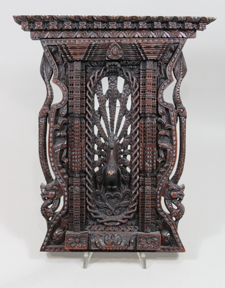 Fenster, Kathmandu, Nepal, Holz, 20. Jh., Vögel, Drachen und Blumenmotiven, 39 x 33 cm. Guter, alte