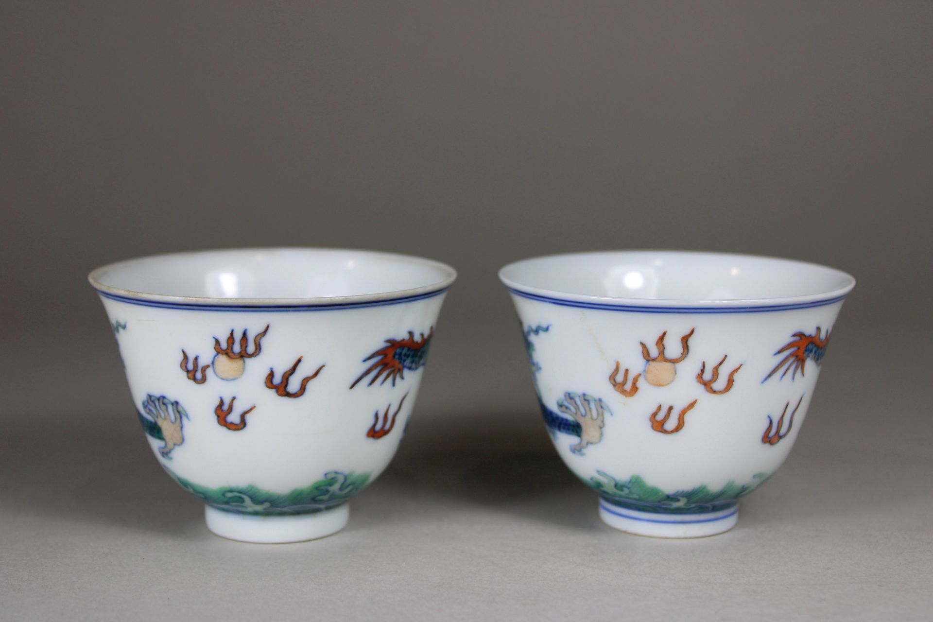Paar Cups, China, Porzellan, blaue Doppelring- und Sechszeichen-Yongzheng Marke, Famille verte, Dra - Bild 4 aus 5