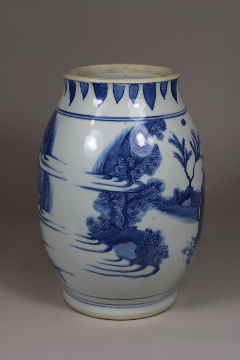 Vase, China, Porzellan, ohne Marke, blau-weiß Bemalung, figürliche Darstellung, H.: 24 cm. Guter, a - Image 4 of 6