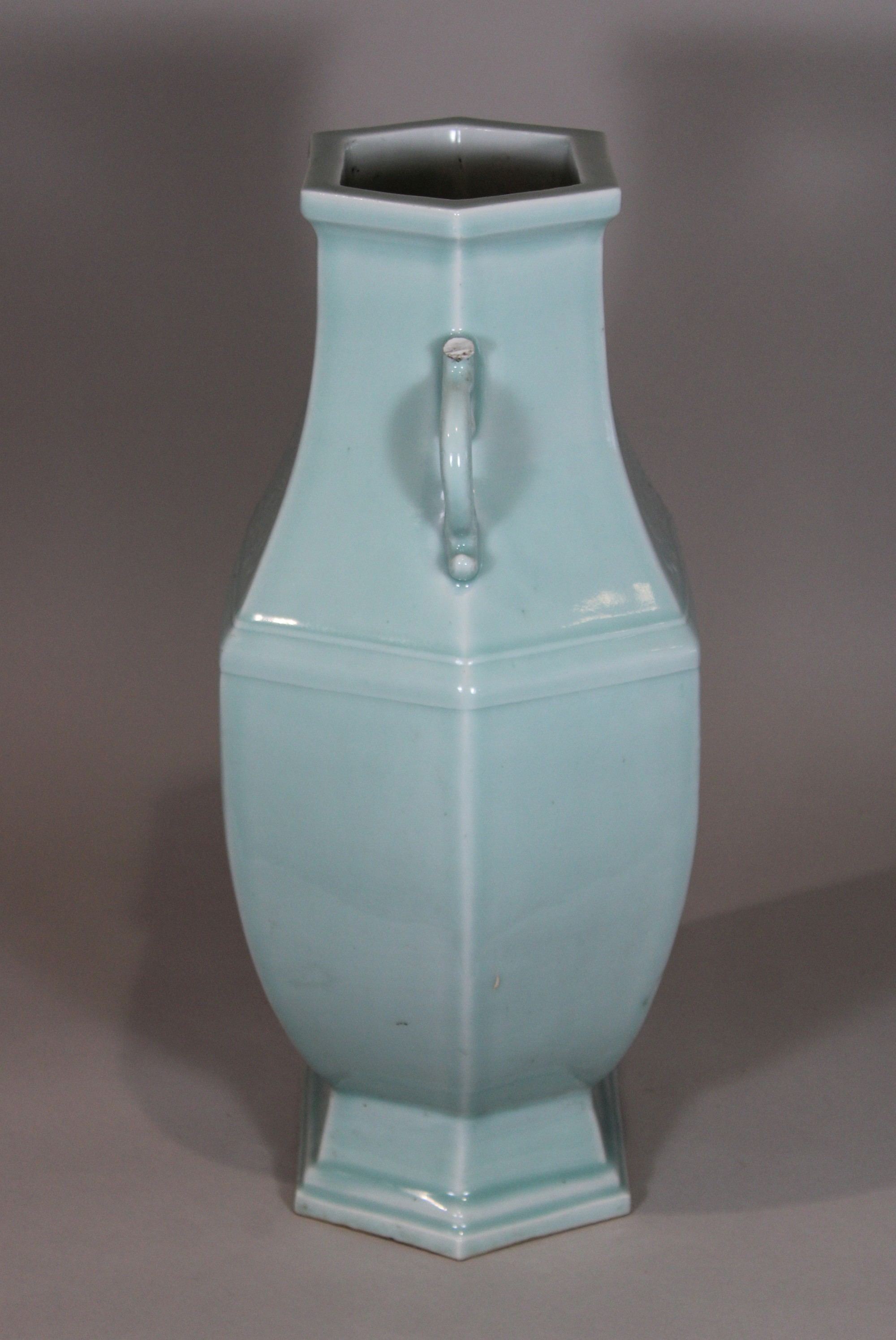 Seladon Hu-Vase in Art der Guan Ware, China, Porzellan, Qianlong Marke, Reliefdekor, H.: 47 cm. Gut - Image 4 of 7