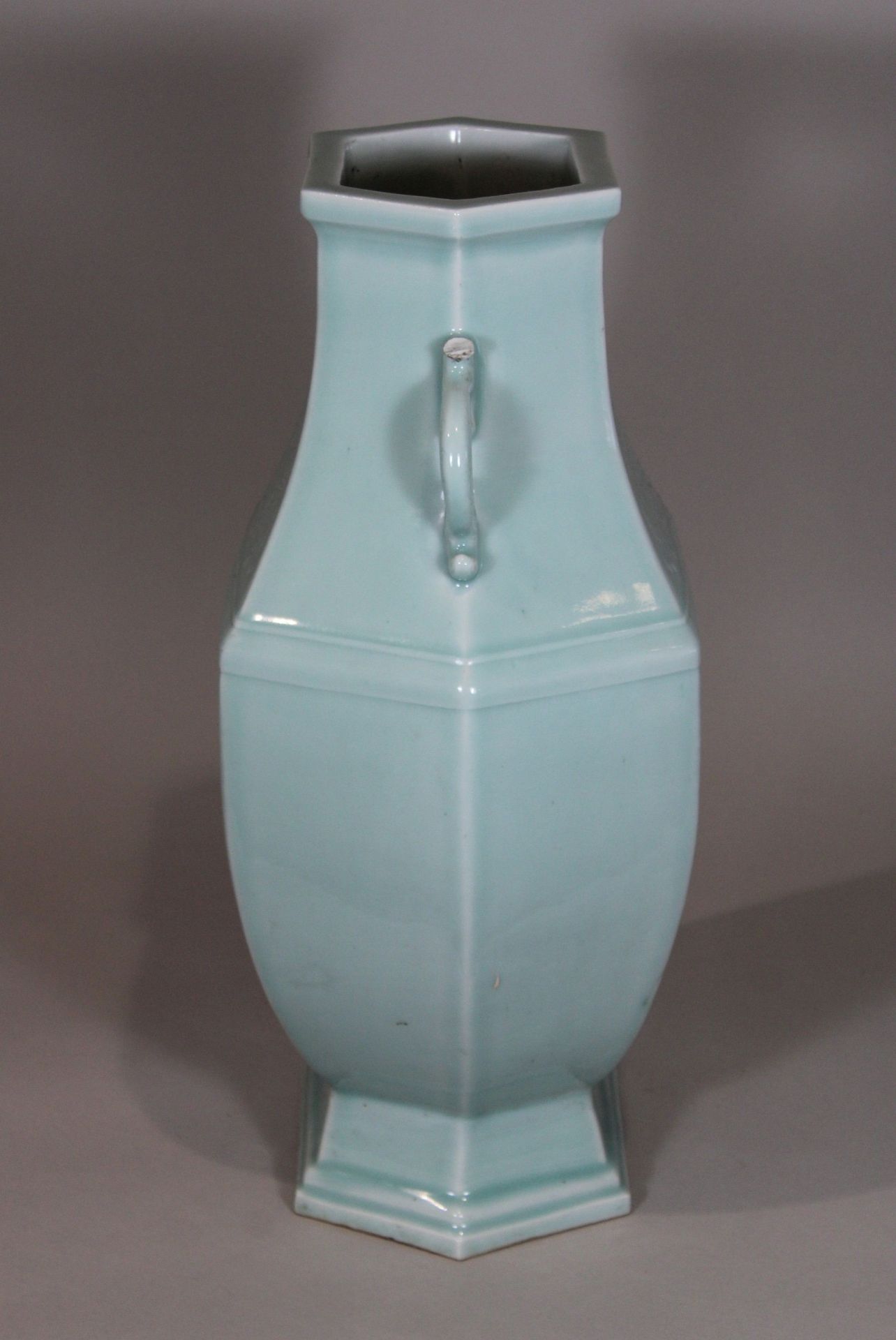 Seladon Hu-Vase in Art der Guan Ware, China, Porzellan, Qianlong Marke, Reliefdekor, H.: 47 cm. Gut - Bild 4 aus 7