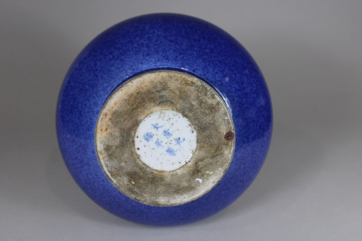 Vase, China, Porzellan, Guangxu Marke, wohl Ende 20. Jh., blau glasiert, H.: 32 cm. Guter, altersbe - Image 2 of 3