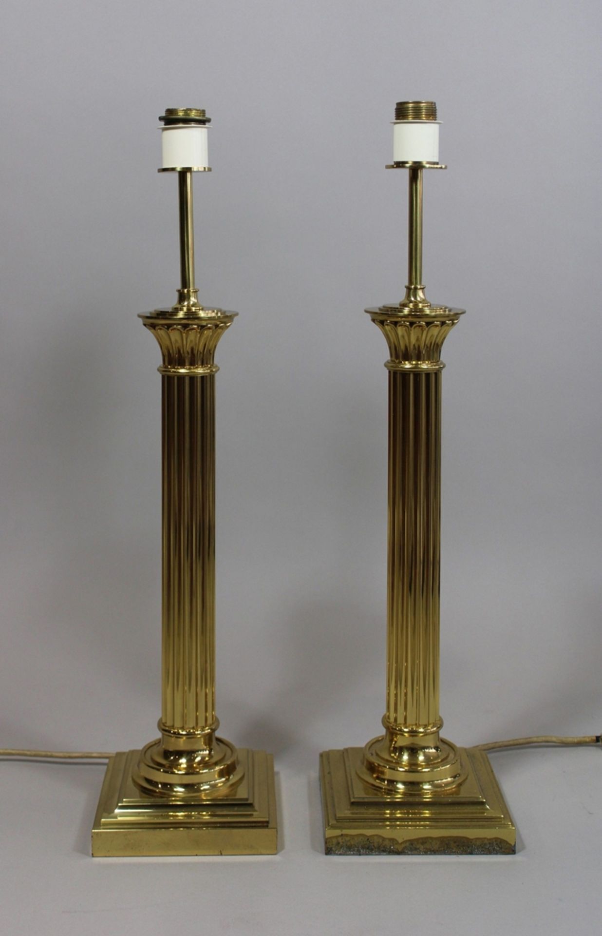 Paar Tischlampen, im Empire Stil, 20. Jh., H.: 95 cm. Guter Zustand, Lampenschirme ersetzt. - Bild 2 aus 2