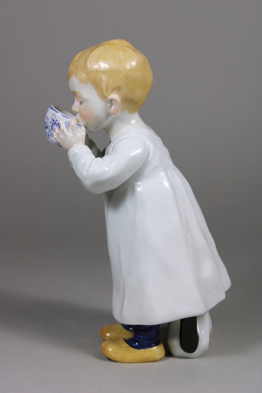 Porzellanfigur, Hentschelkind, Junge mit Zwiebelmuster Tasse, Meissen, Schwertermarke, 1. Wahl, Mod - Image 3 of 7