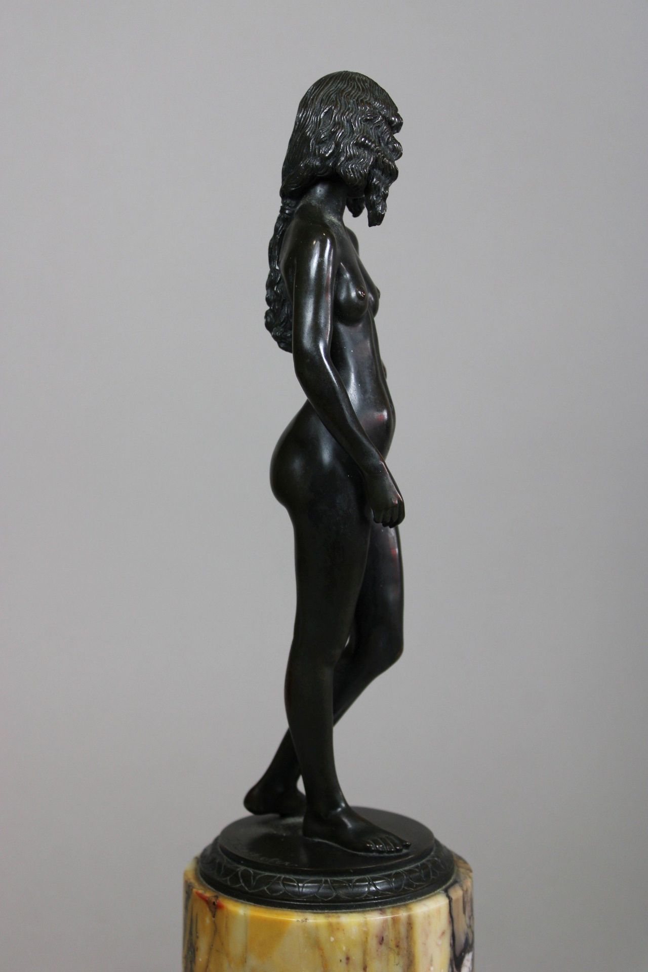 Johann Vierthaler (deutsch, 1869 - 1957), Stehender weiblicher Akt, Bronze, signiert, Marmorsockel, - Bild 3 aus 6