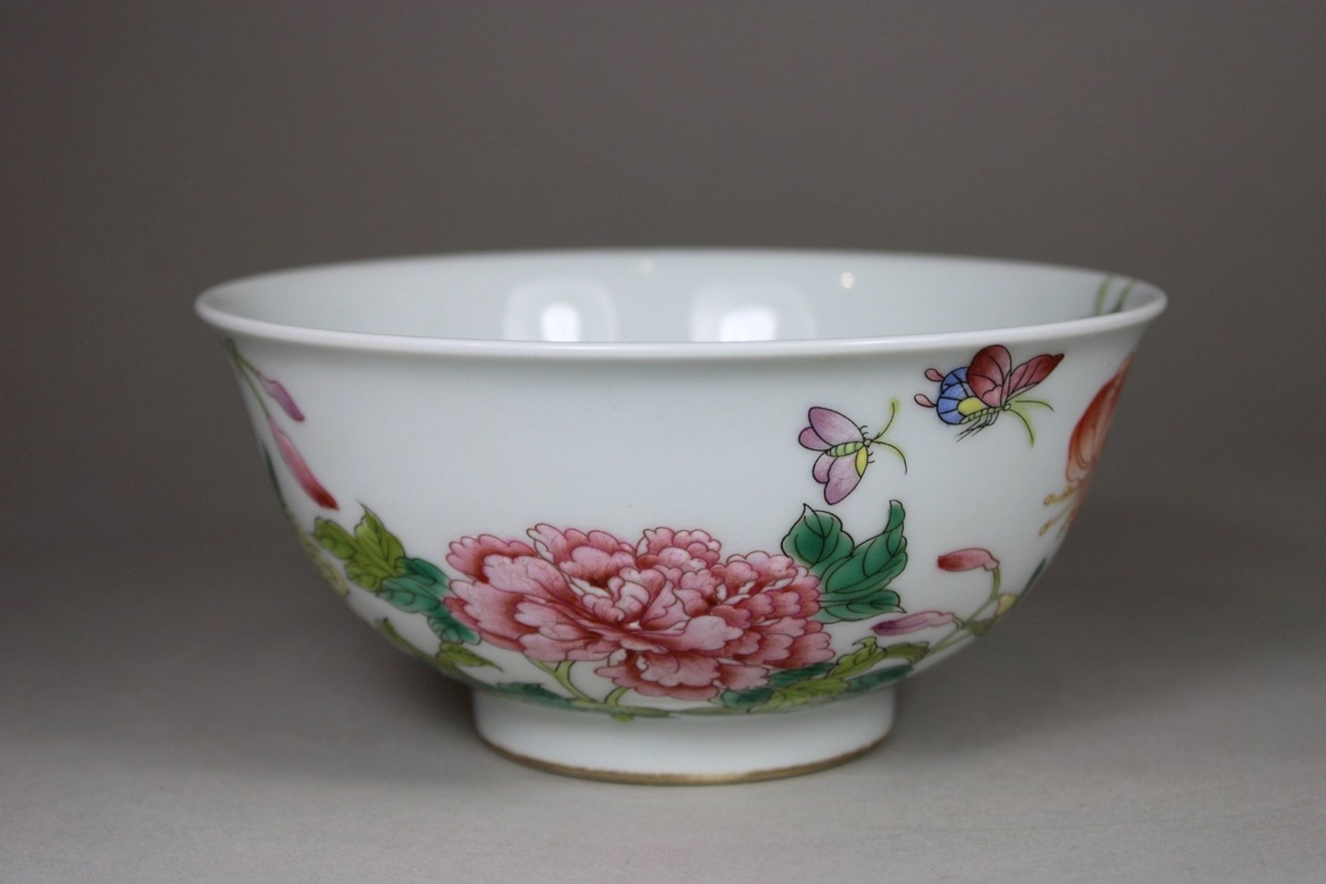 Schale, China, Porzellan, Yongzheng Marke, polychrom bemalt, Schmetterling - und Blumendekor, Dm.: