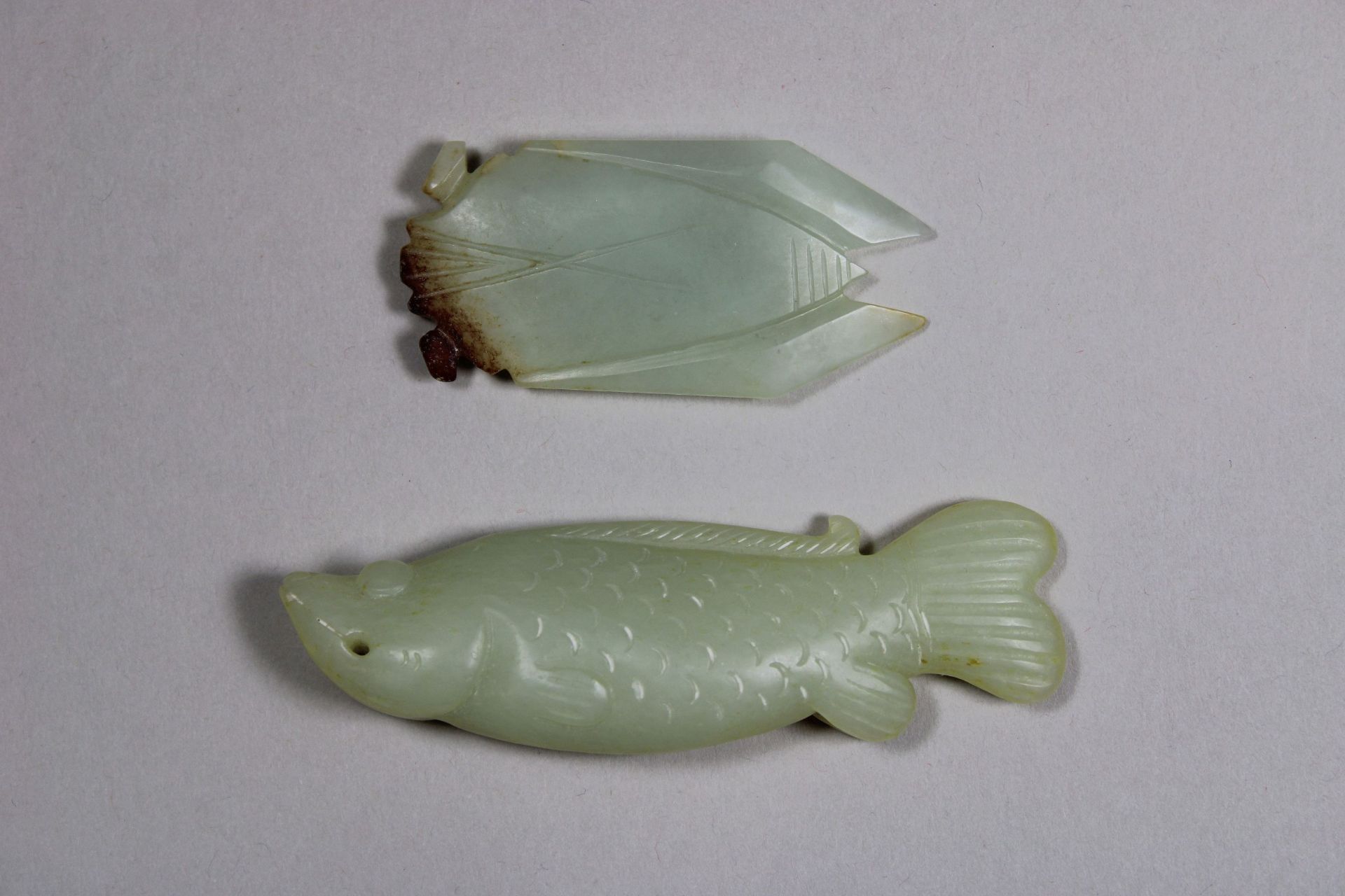 Vier Schnitzereien, China, 1 Beamter aus gelben Jade, H.: 5,5 cm, 1 Ente aus Rote-Achat, L.: 3,9 cm - Bild 3 aus 4