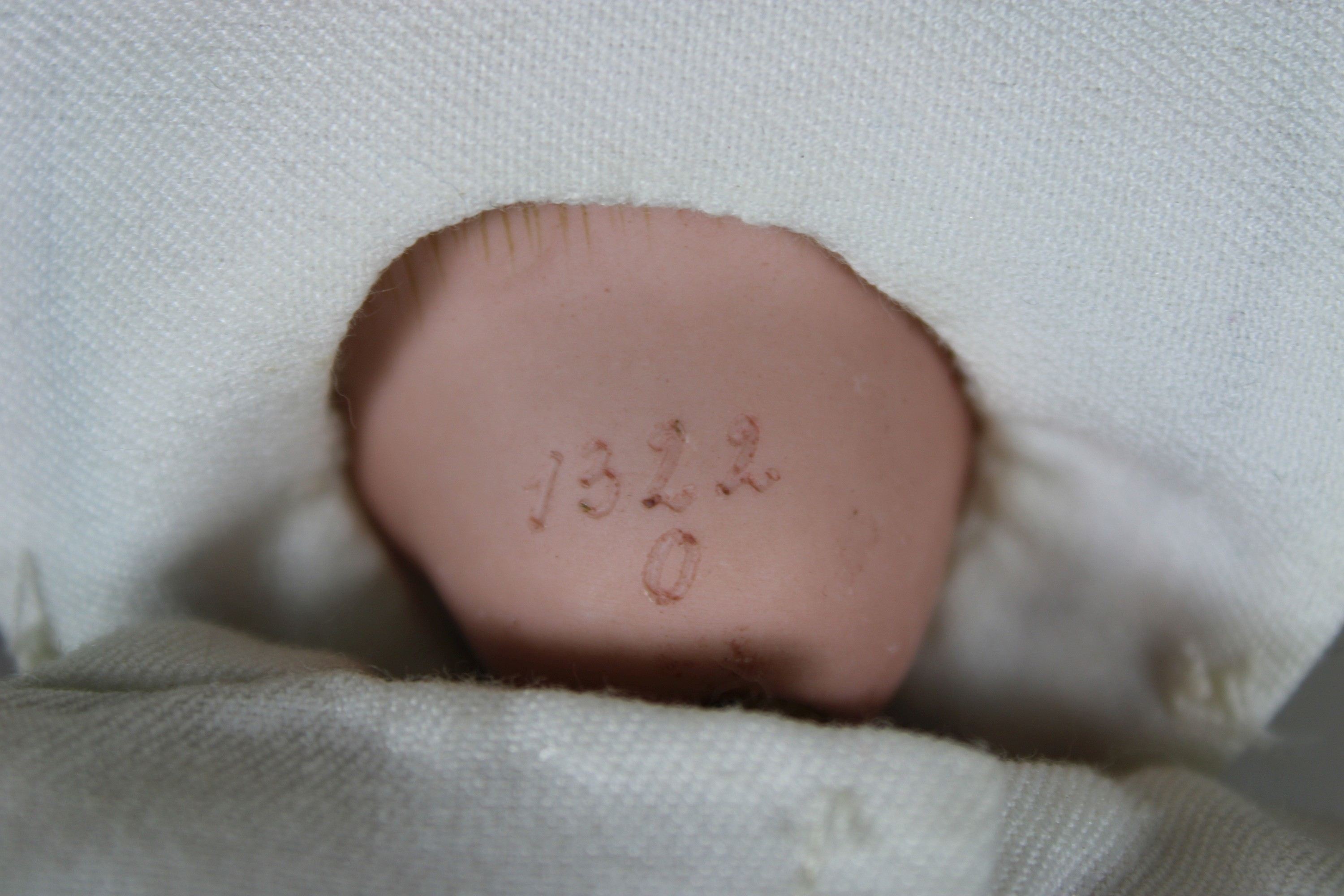 Porzellankopf-Puppe, Matrose, 1322 O, rose farbenes Porzellan, gemalte Augen, off. Mund, Körperläng - Image 4 of 5