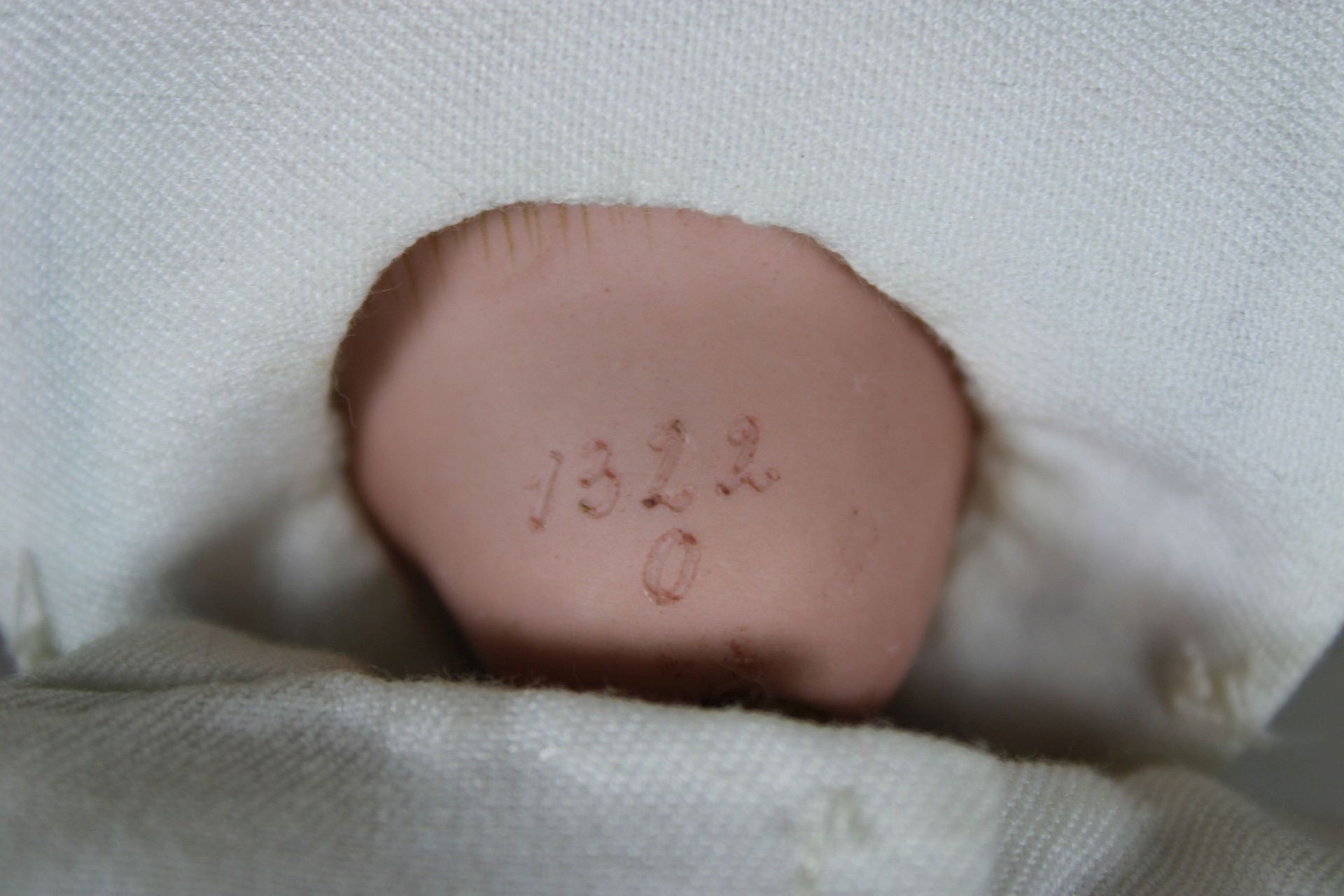 Porzellankopf-Puppe, Matrose, 1322 O, rose farbenes Porzellan, gemalte Augen, off. Mund, Körperläng - Bild 4 aus 5