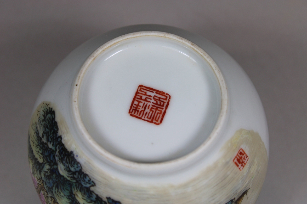 Famille rose Vase, China, Porzellan, mit roter Vierzeichen Marke, polychrom bemalt, Landschaft, Kal - Image 5 of 6