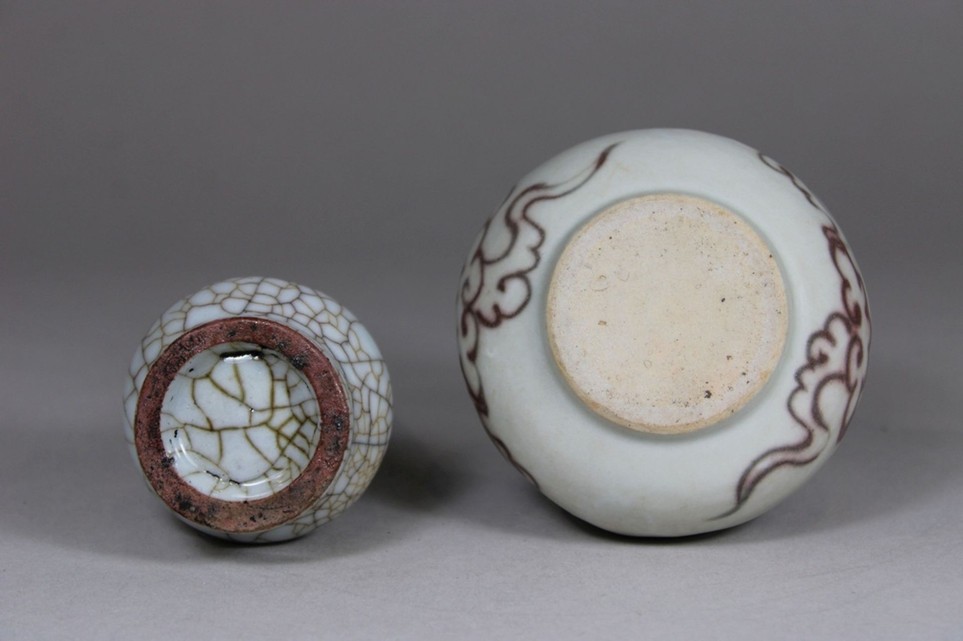 Paar Vasen, China, Porzellan, ohne Marke, eine Vase beige mit Krakelee-Glasur, H.: 11,5 cm, Henkelv - Bild 3 aus 3