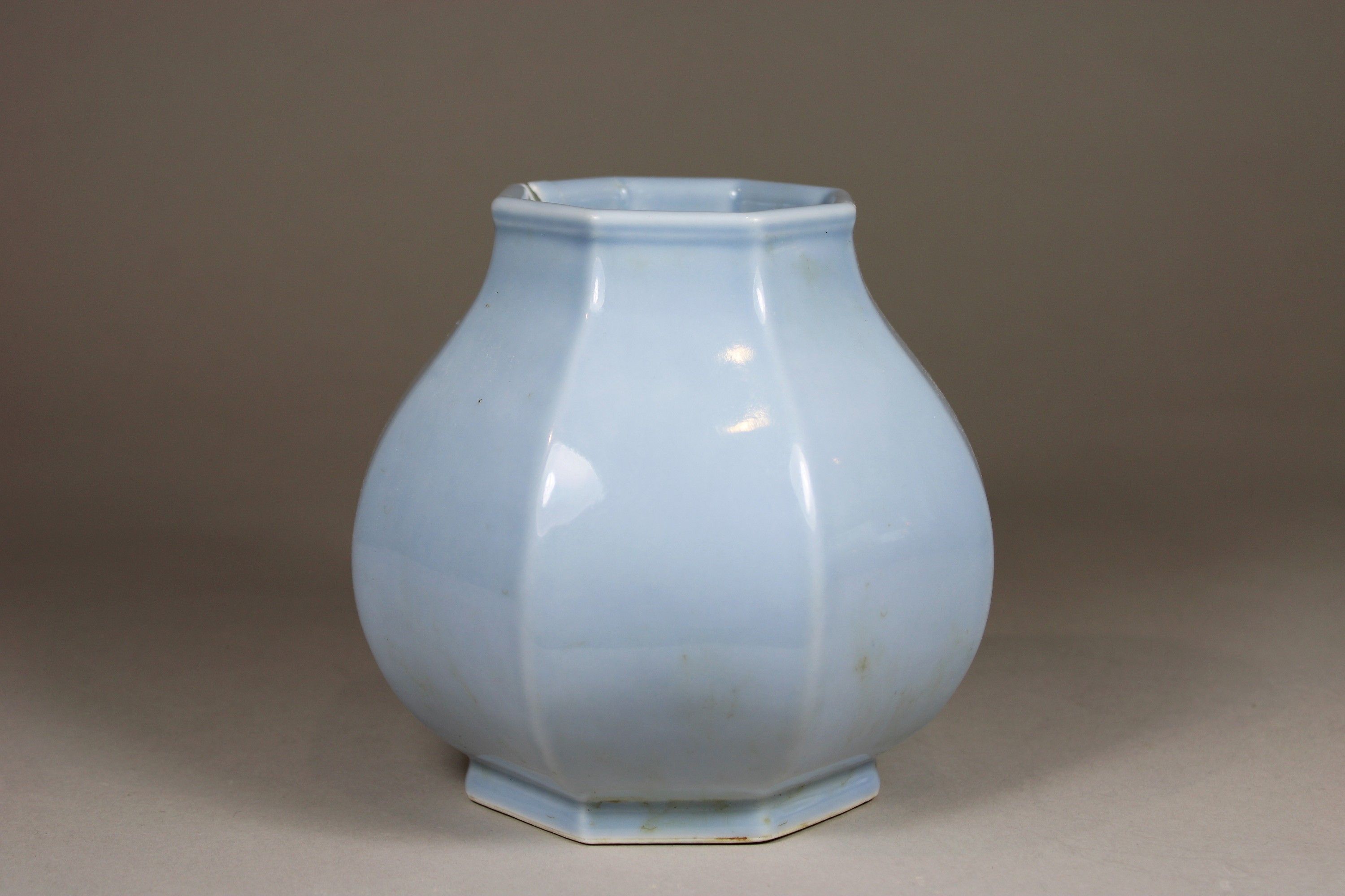 Oktogonale Vase, China, Porzellan, Sechszeichen Qianlong Marke, blau Glasur, H.: 14 cm. Altersgemäß