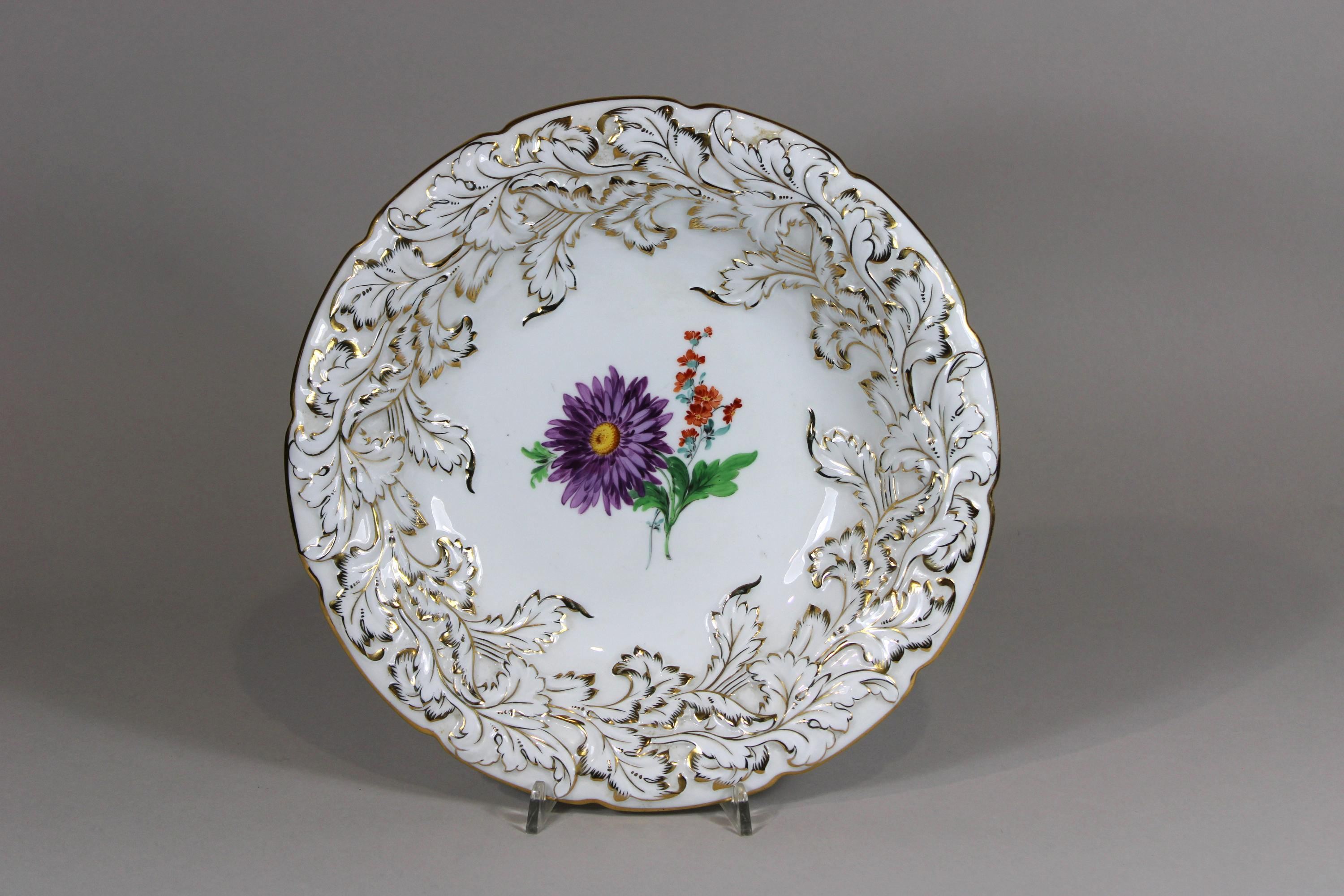 Prunkteller, Meissen, blaue Schwertermarke, 1. Wahl, Blumen- und Golddekor, Dm.: 29,5 cm. Guter, al