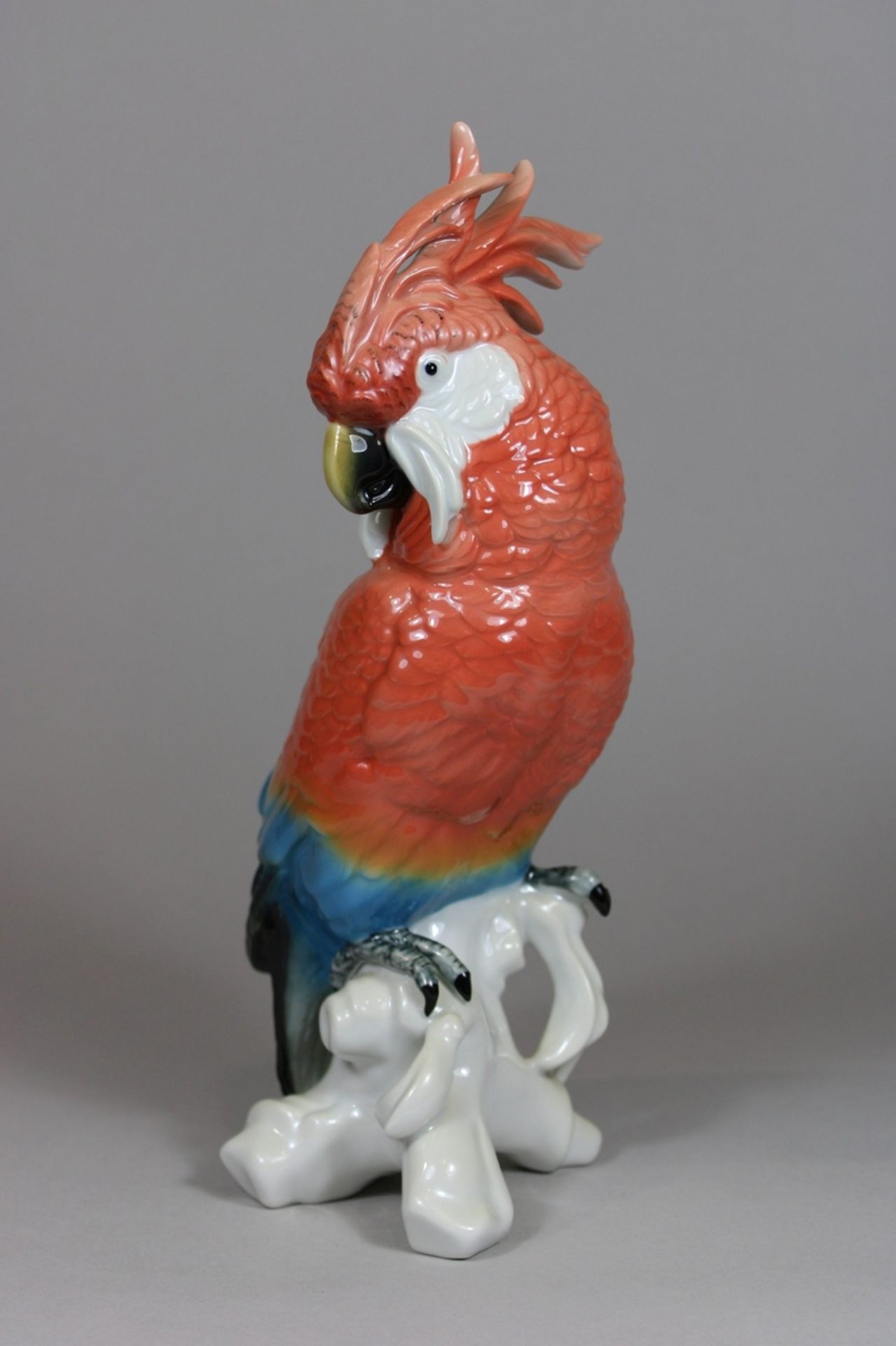 Papagei, Karl Ens Volkstedt, Porzellan, polychrom bemalt, Maße: H.: 27,5 cm. Guter, altersbedingter