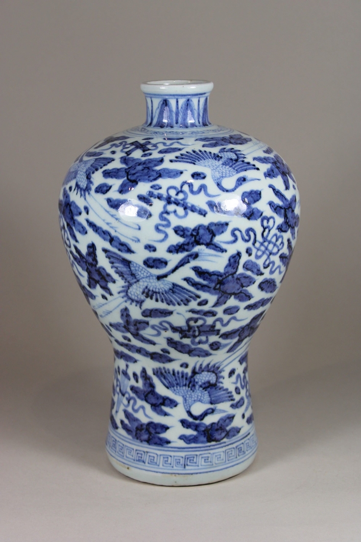 Meiping Vase, China, Porzellan, ohne Marke, blau-weiß, H.: 32 cm. Guter, altersbedingter Zustand. - Image 3 of 6