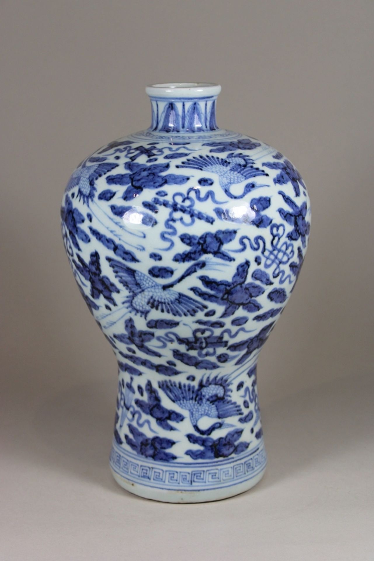 Meiping Vase, China, Porzellan, ohne Marke, blau-weiß, H.: 32 cm. Guter, altersbedingter Zustand. - Bild 3 aus 6