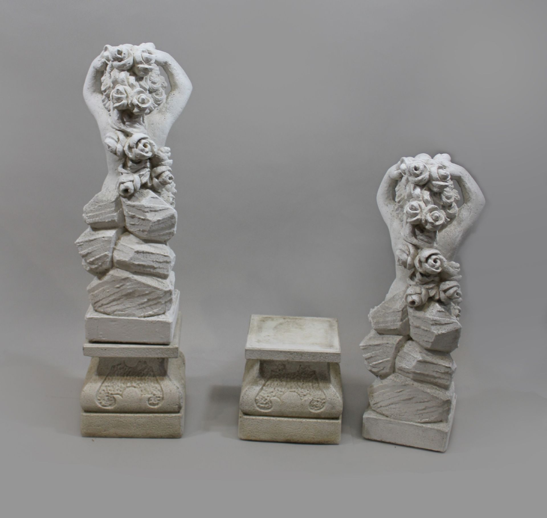 Paar Putti, Skulpturen, Steinguss, 20. Jh., H. ohne Sockel: 60 cm, Sockel: 20 cm. Guter Zustand. - Bild 2 aus 2