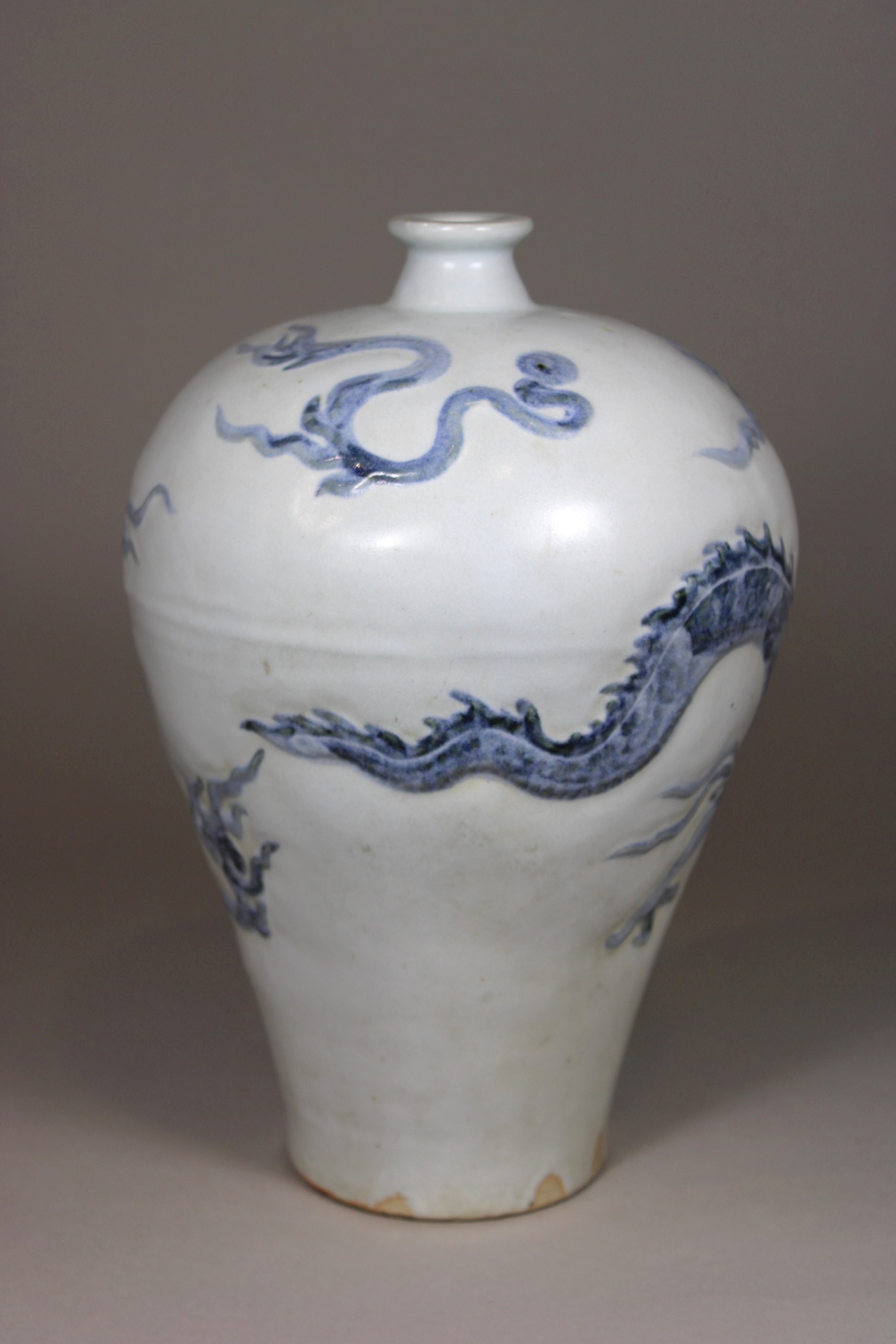 Meiping Vase, China, Porzellan, ohne Marke, Drachen-Prägedekor, H.: 28 cm. Guter, altersbedingter Z - Image 3 of 5