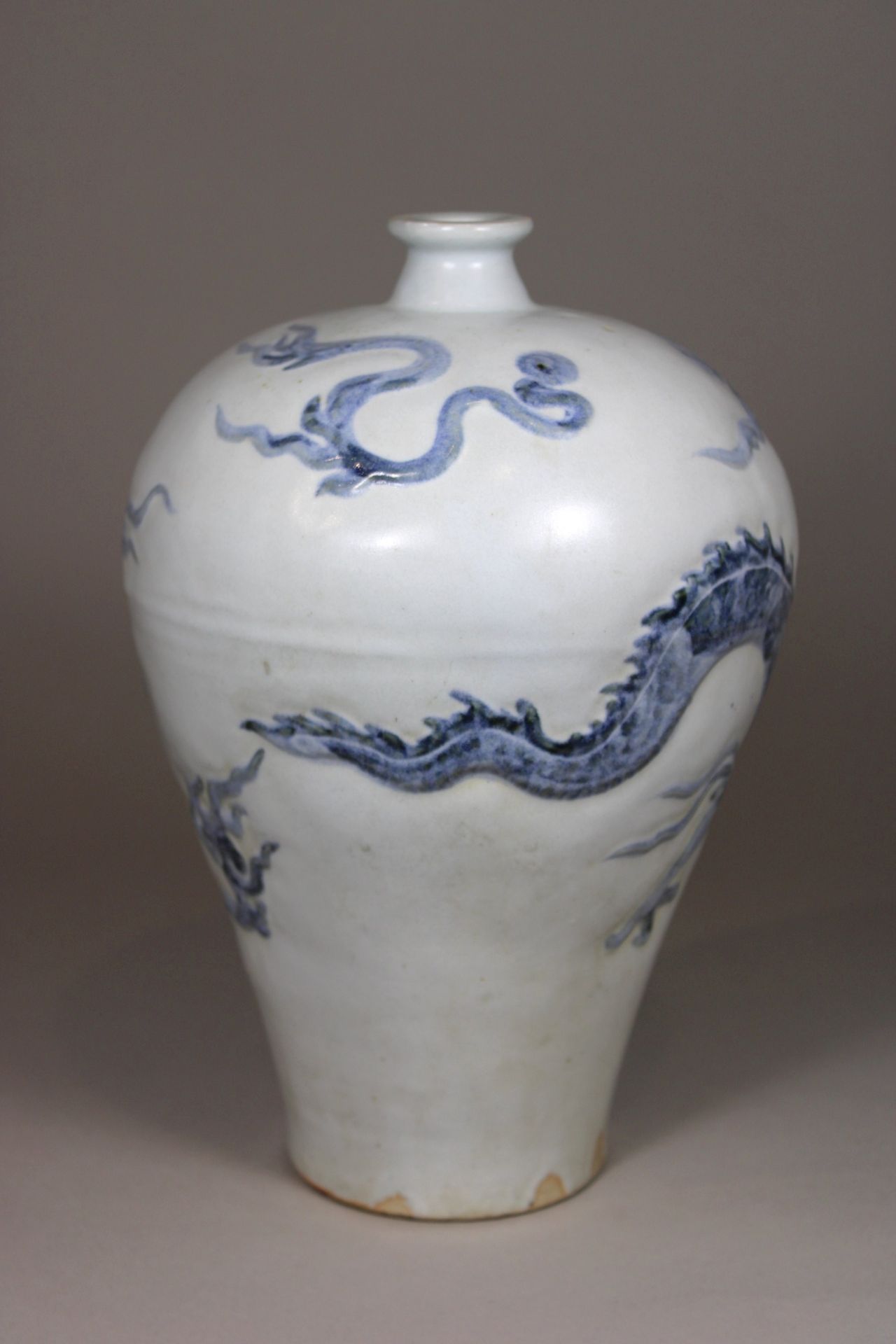 Meiping Vase, China, Porzellan, ohne Marke, Drachen-Prägedekor, H.: 28 cm. Guter, altersbedingter Z - Bild 3 aus 5