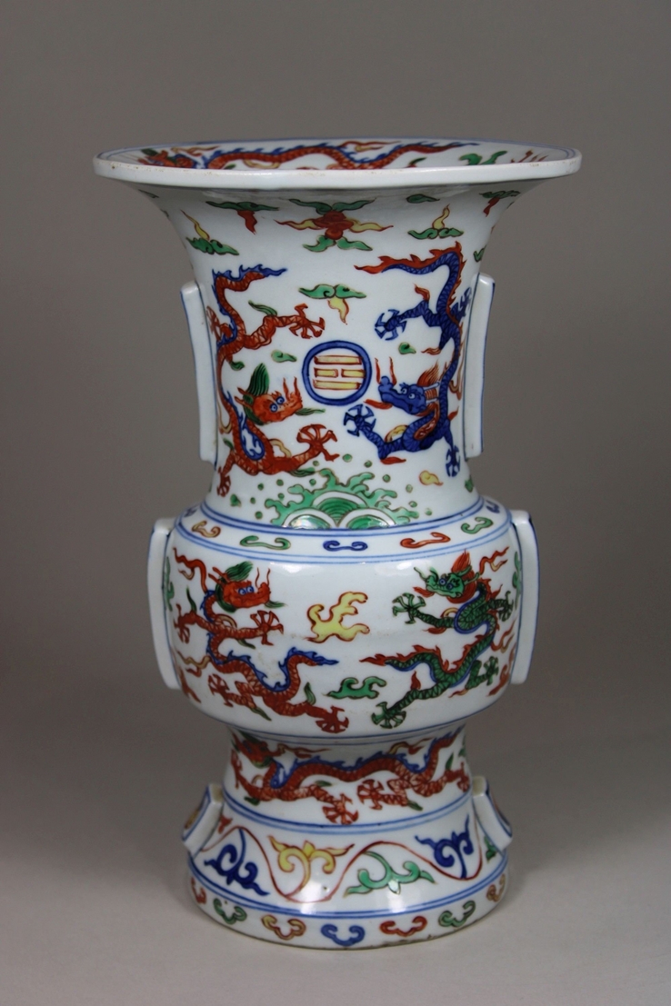 Wacai Gu Vase, China, Porzellan, Ming Dynastie, Wanli Marke, Trigramm- und Drachendekor, H.: 26,4 c - Image 3 of 7