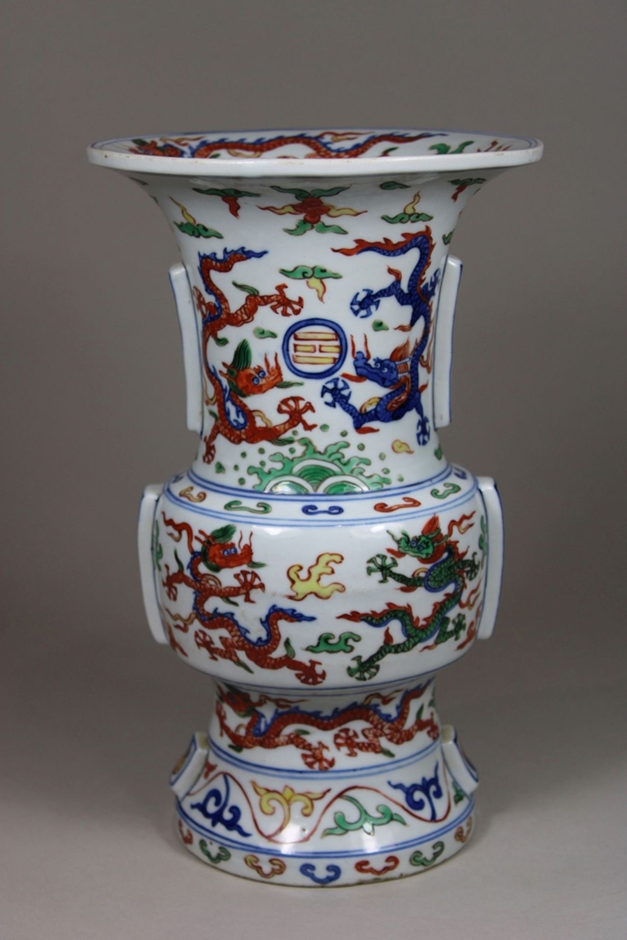 Wacai Gu Vase, China, Porzellan, Ming Dynastie, Wanli Marke, Trigramm- und Drachendekor, H.: 26,4 c - Bild 3 aus 7
