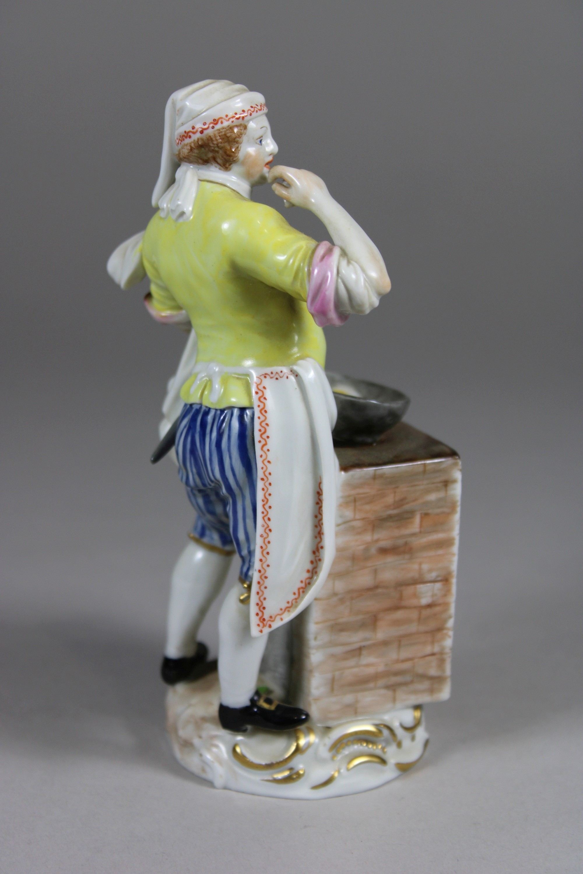 Porzellanfigur, Koch, Meissen, 2. Wahl, Modellnummer: 60230, Maße: 13,7 x 6,7 x 5,9 cm. Guter, alte - Image 3 of 5