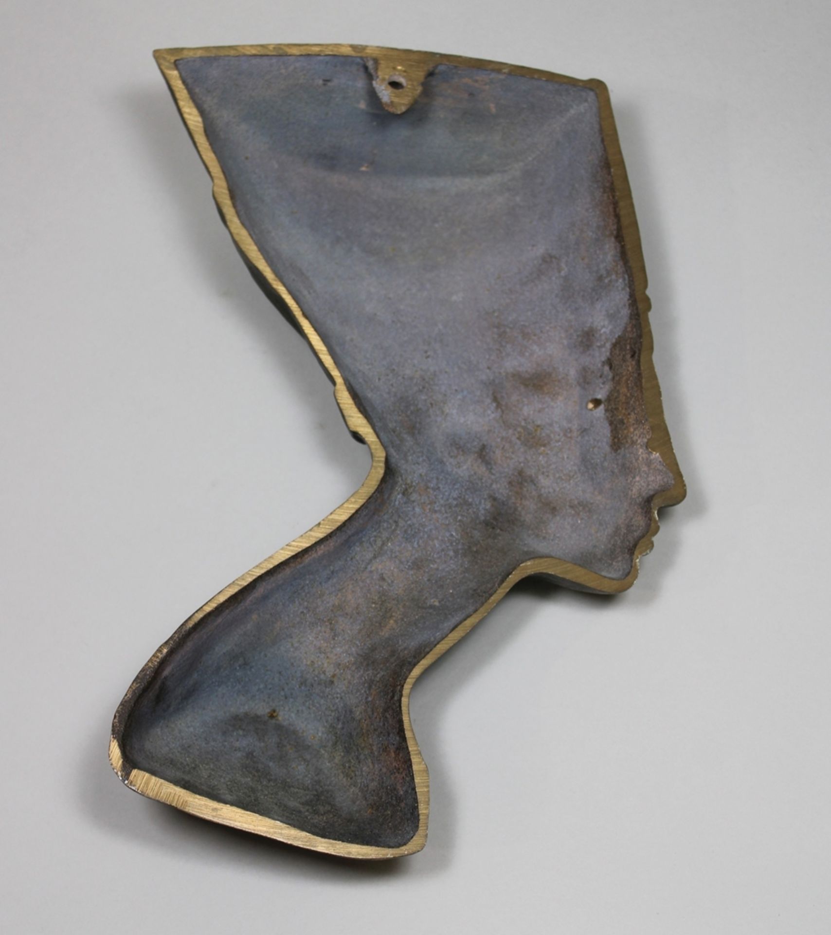 Wandrelief Nofretete, Bronze, 20. Jh., H.: 31 cm, B.: 19 cm. Guter, altersbedingter Zustand. - Bild 2 aus 2