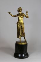 Hans Arnoldt (deutsch, 1860 - 1913), Jugendstiltänzerin, Bronze hell patiniert, um 1900, signiert,