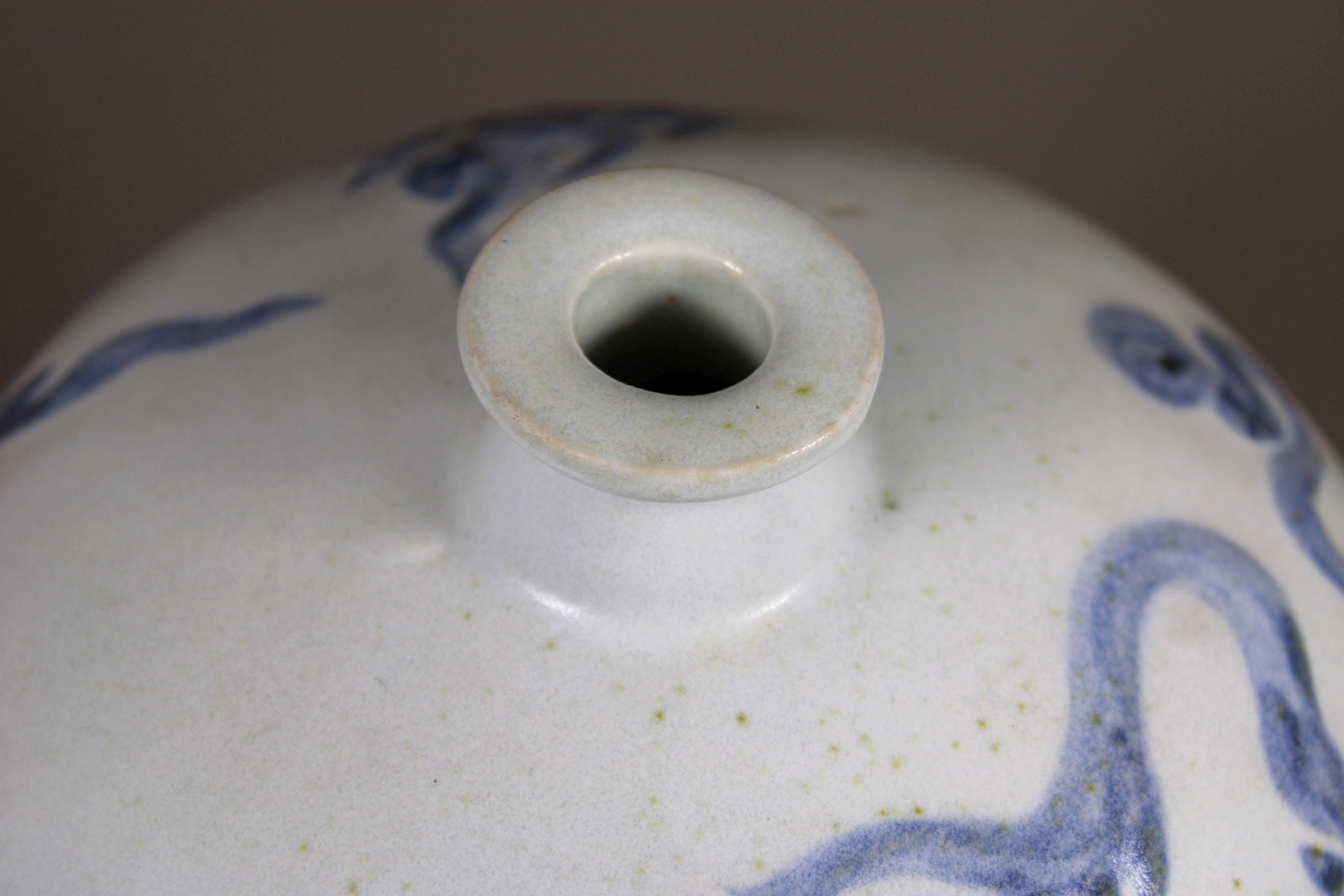 Meiping Vase, China, Porzellan, ohne Marke, Drachen-Prägedekor, H.: 28 cm. Guter, altersbedingter Z - Image 4 of 5