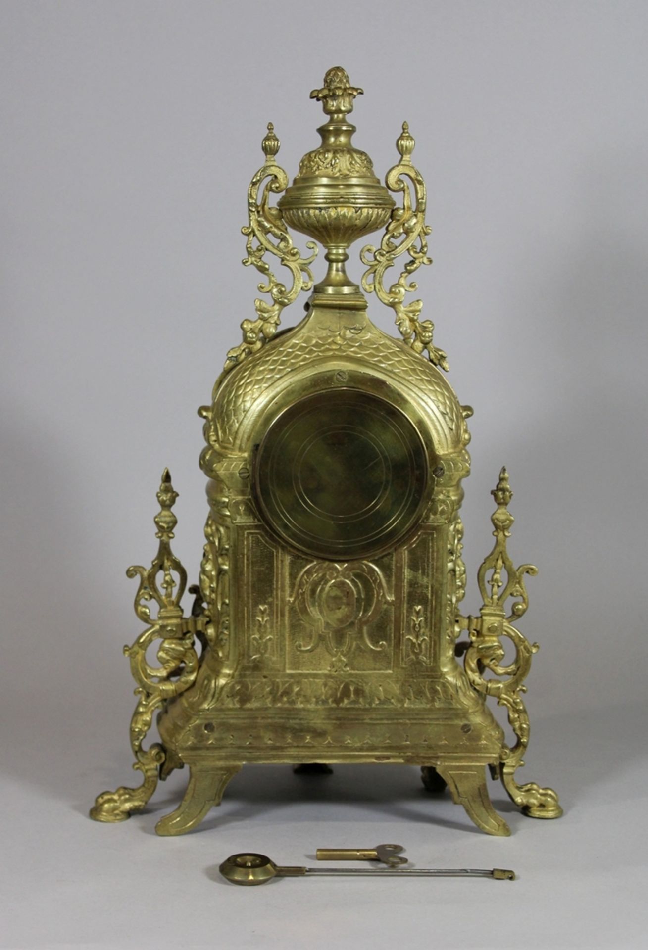 Kaminuhr mit Glashaube, Louis-XVI-Stil, Frankreich, um 1850, Vergoldete Bronze, J. Marti et Cie Me - Bild 3 aus 5