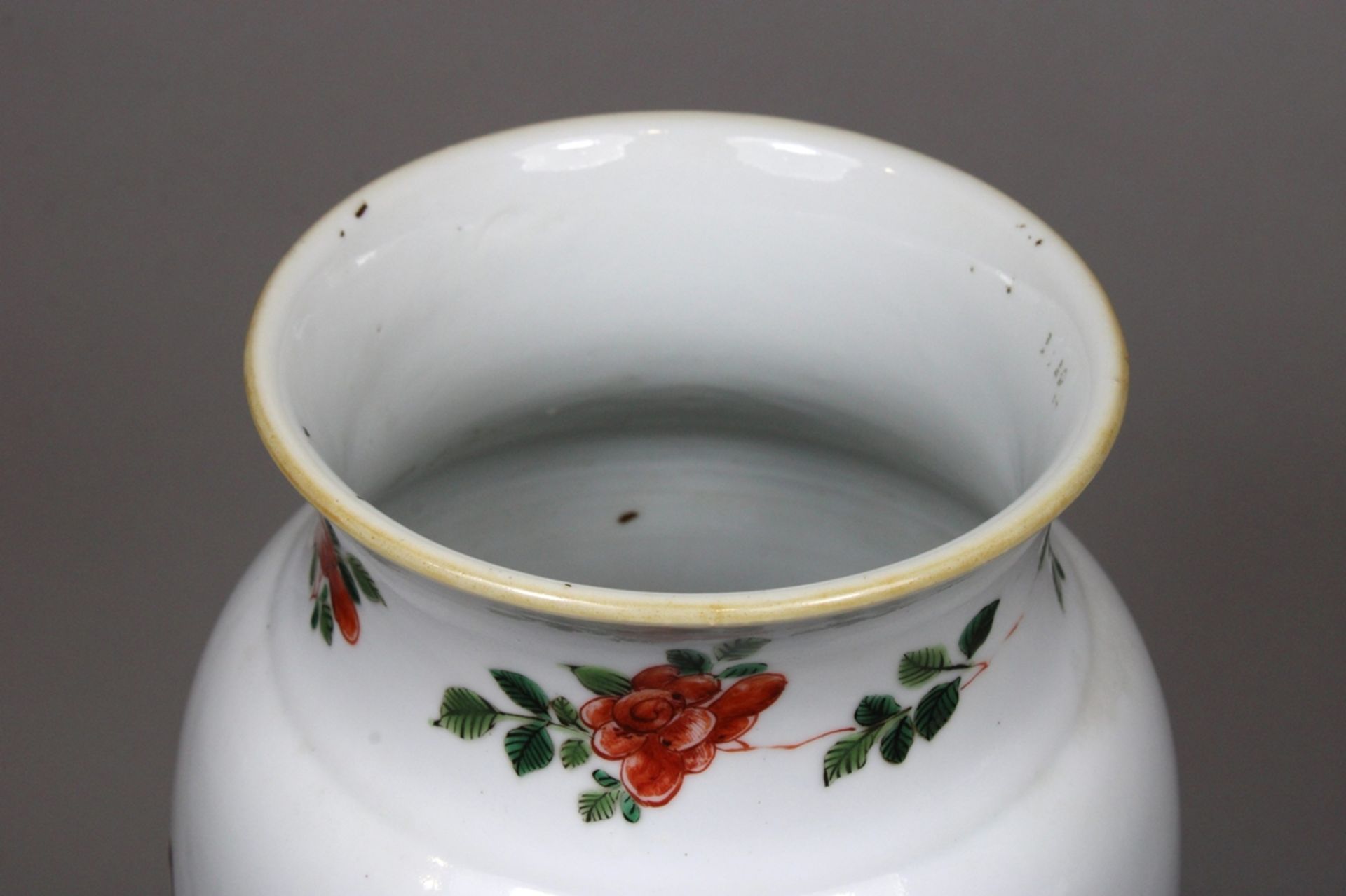 Xiangtuiping Vase, China, Porzellan, 18. - 19. Jh., ohne Marke, Wucai, figürliche Darstellung, Bode - Bild 5 aus 8