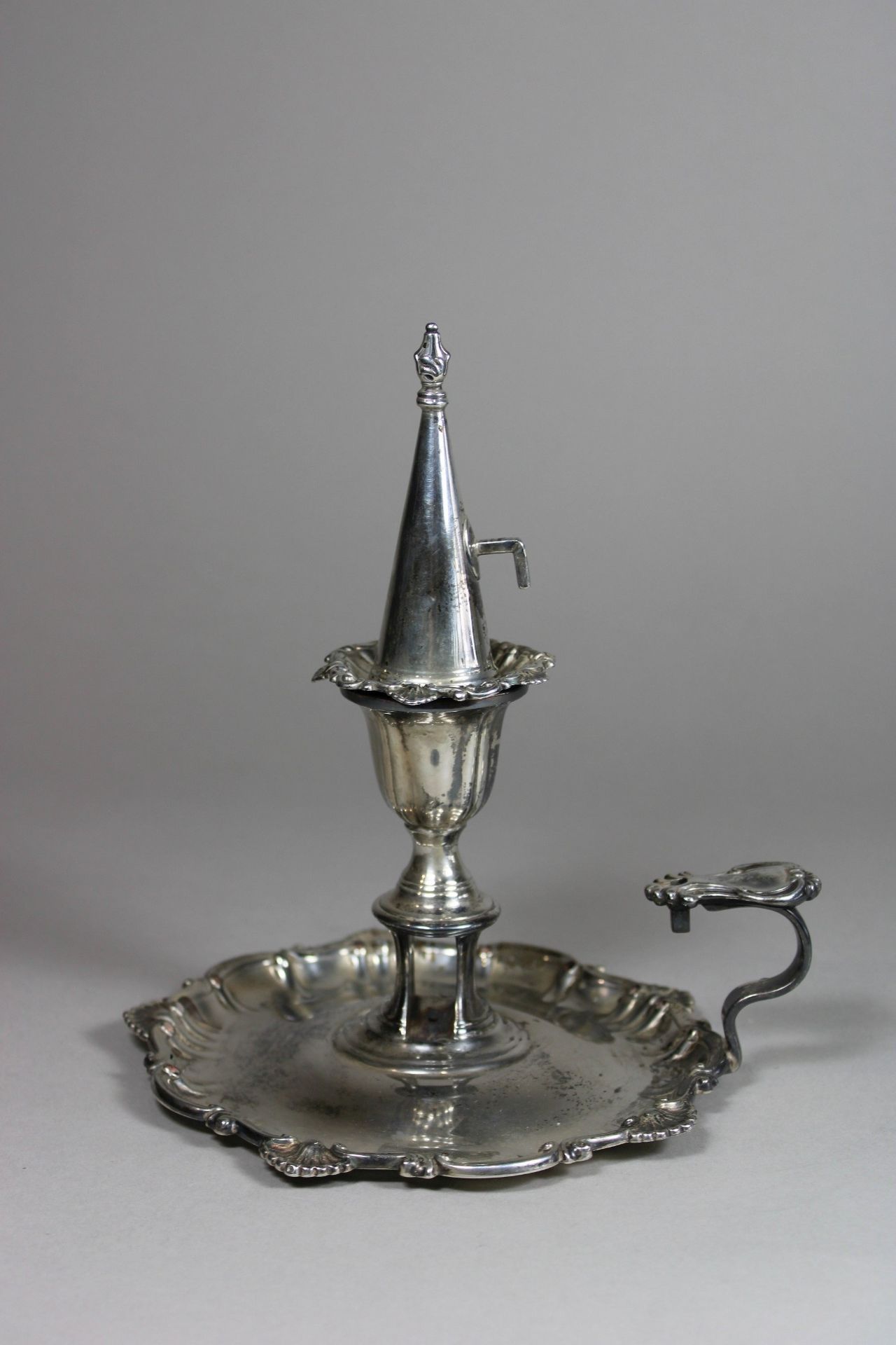 Kerzenleuchter mit Snuffer, Silber, England, H.: 11,5 cm, Gewicht: 279 g. Guter, altersbedingter Zu - Bild 2 aus 3