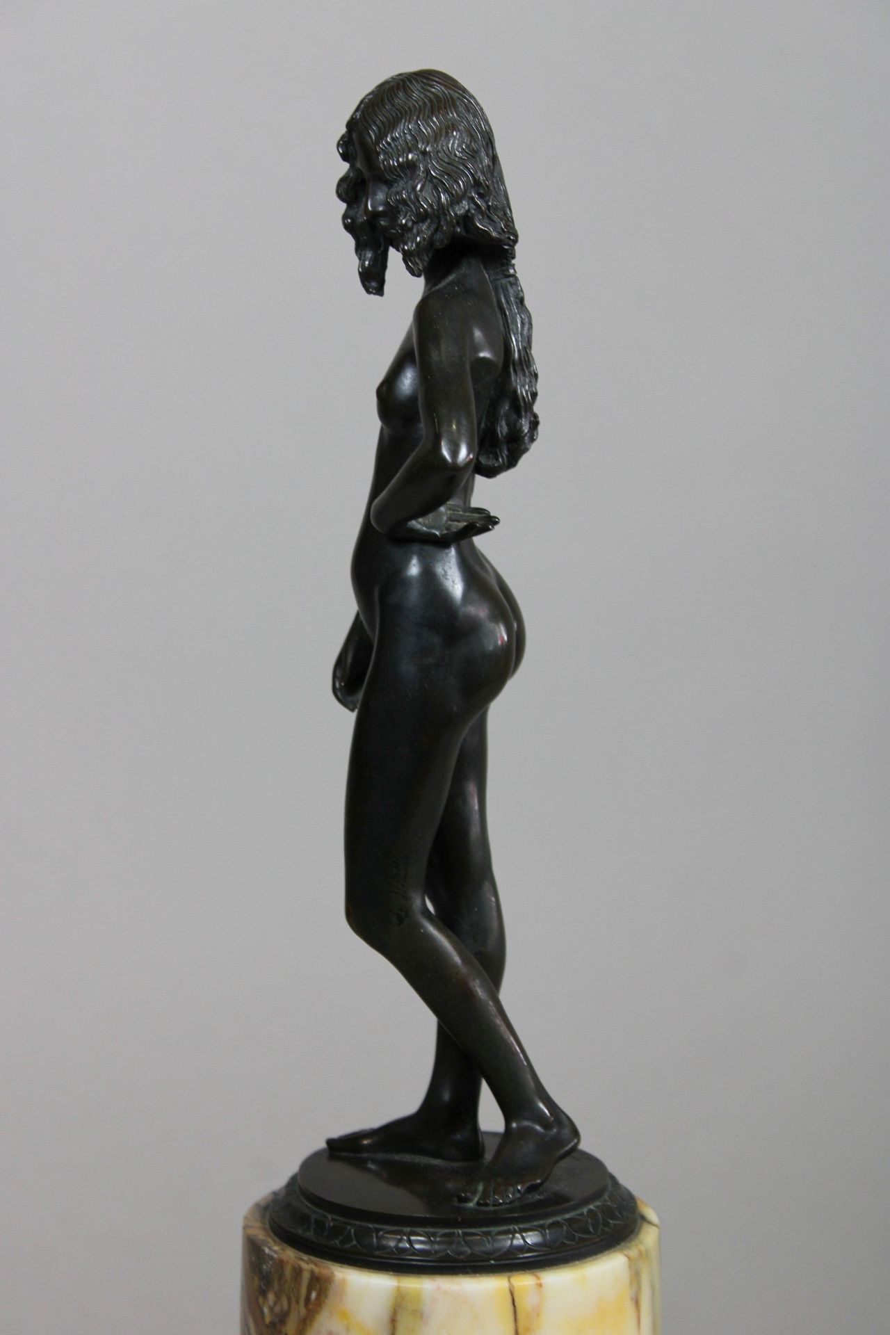 Johann Vierthaler (deutsch, 1869 - 1957), Stehender weiblicher Akt, Bronze, signiert, Marmorsockel, - Bild 5 aus 6