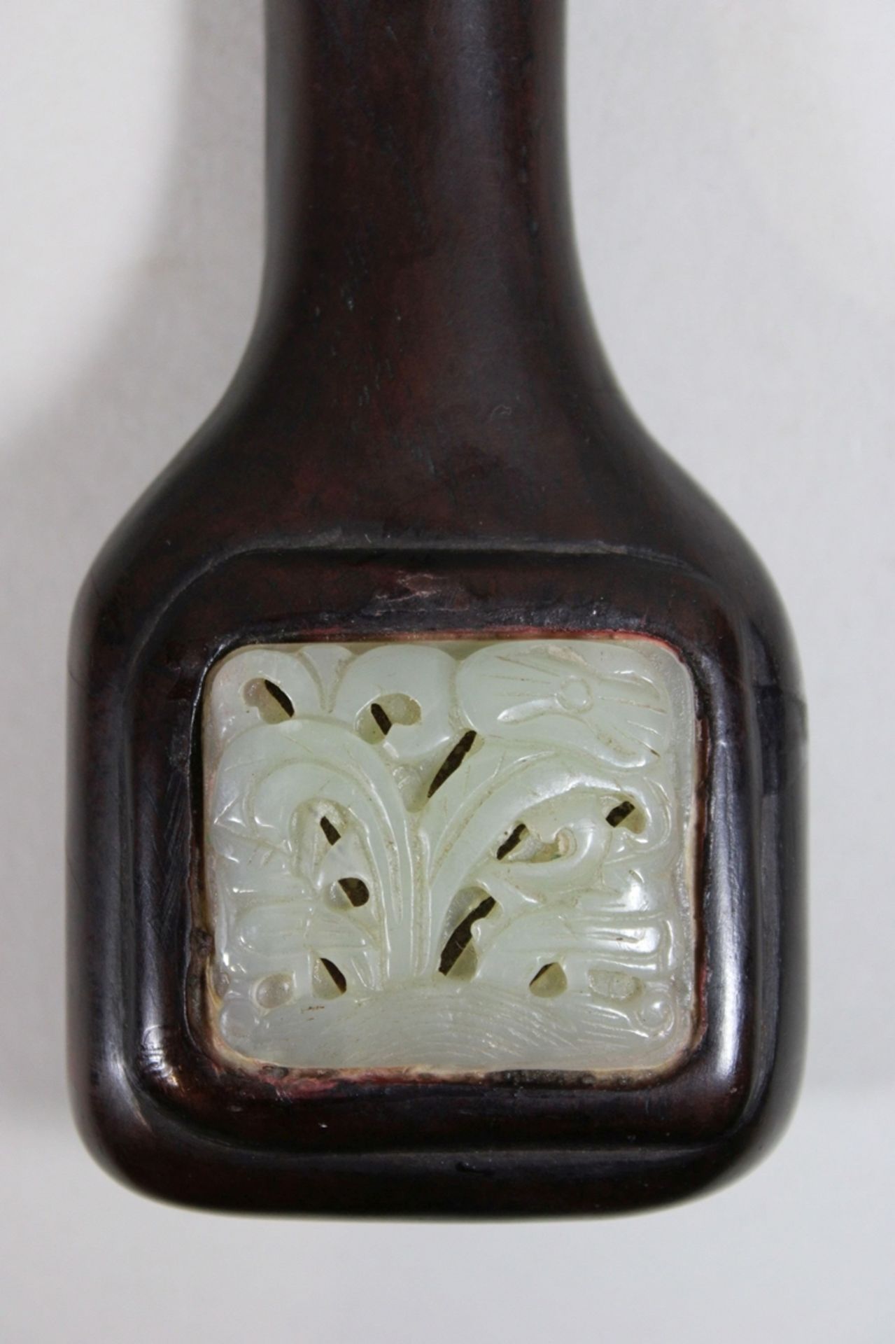 Ruyi-Zepter, China, Holz und Jade, drei Jade Einlagerungen mit Rankendekor, geschnitzt. L.: 50 cm.  - Bild 4 aus 4