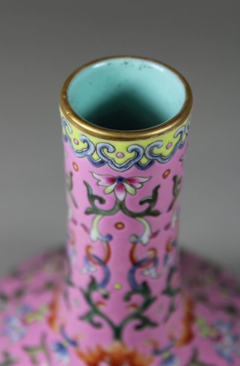 Famille rose Vase, China, Porzellan, Qianlong Marke, Blumen- und Rankendekor, H.: 17 cm. Guter, alt - Image 2 of 5