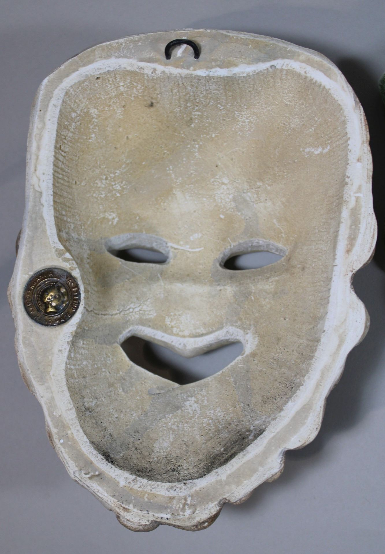 Griechische Theatermasken 4 Tl., Keramik, Griechenland, 20. Jh., H.: 27 cm. Guter, altersbedingter - Image 3 of 7