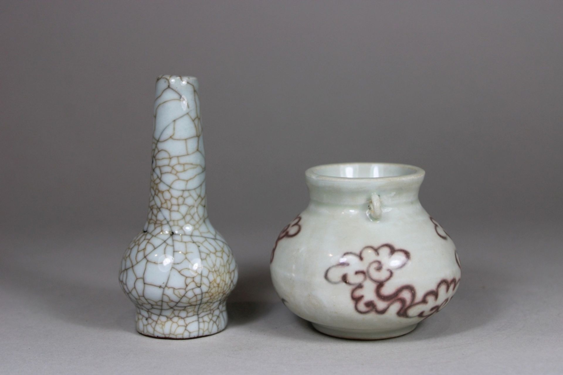 Paar Vasen, China, Porzellan, ohne Marke, eine Vase beige mit Krakelee-Glasur, H.: 11,5 cm, Henkelv - Bild 2 aus 3