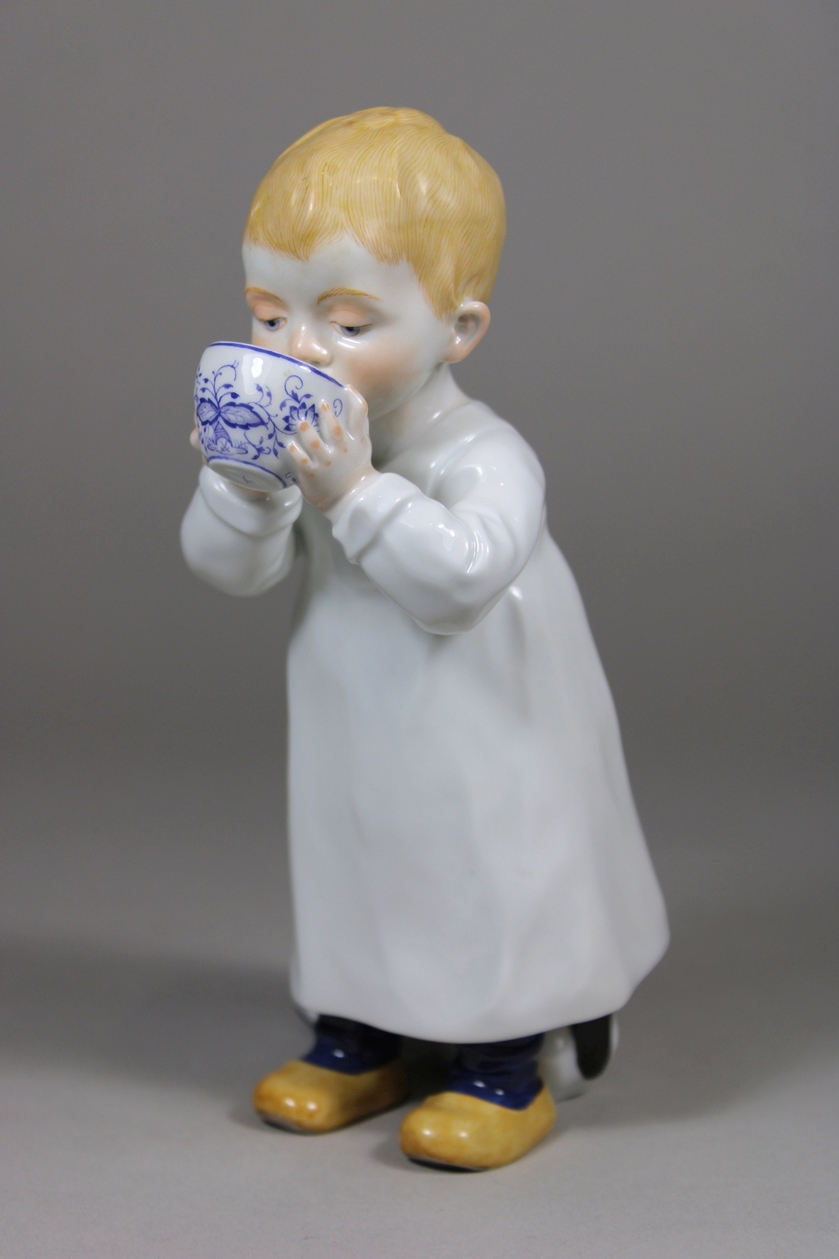 Porzellanfigur, Hentschelkind, Junge mit Zwiebelmuster Tasse, Meissen, Schwertermarke, 1. Wahl, Mod - Image 5 of 7