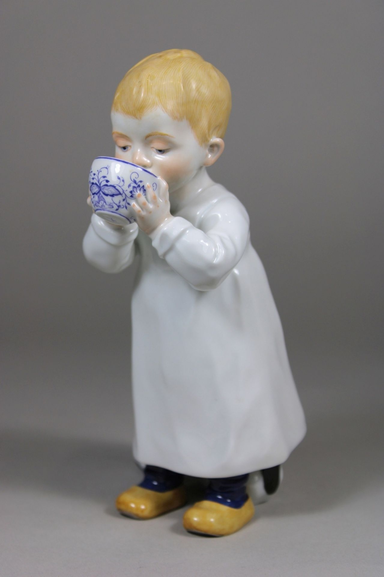 Porzellanfigur, Hentschelkind, Junge mit Zwiebelmuster Tasse, Meissen, Schwertermarke, 1. Wahl, Mod - Bild 5 aus 7