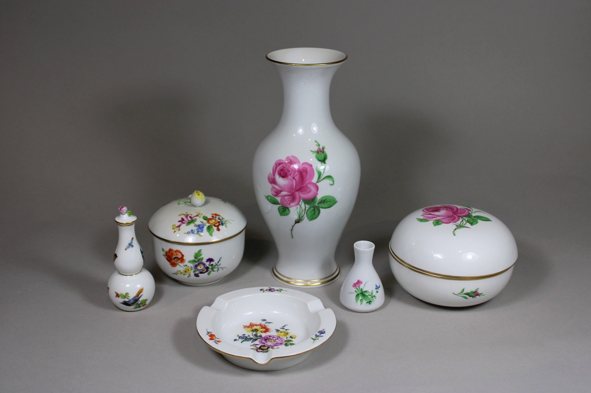 Konvolut Meissen 6 Tl., Vase, 2. Wahl, Rote Rose, 1986, Bossierernummer: 28, Modellnummer: 479, Chi