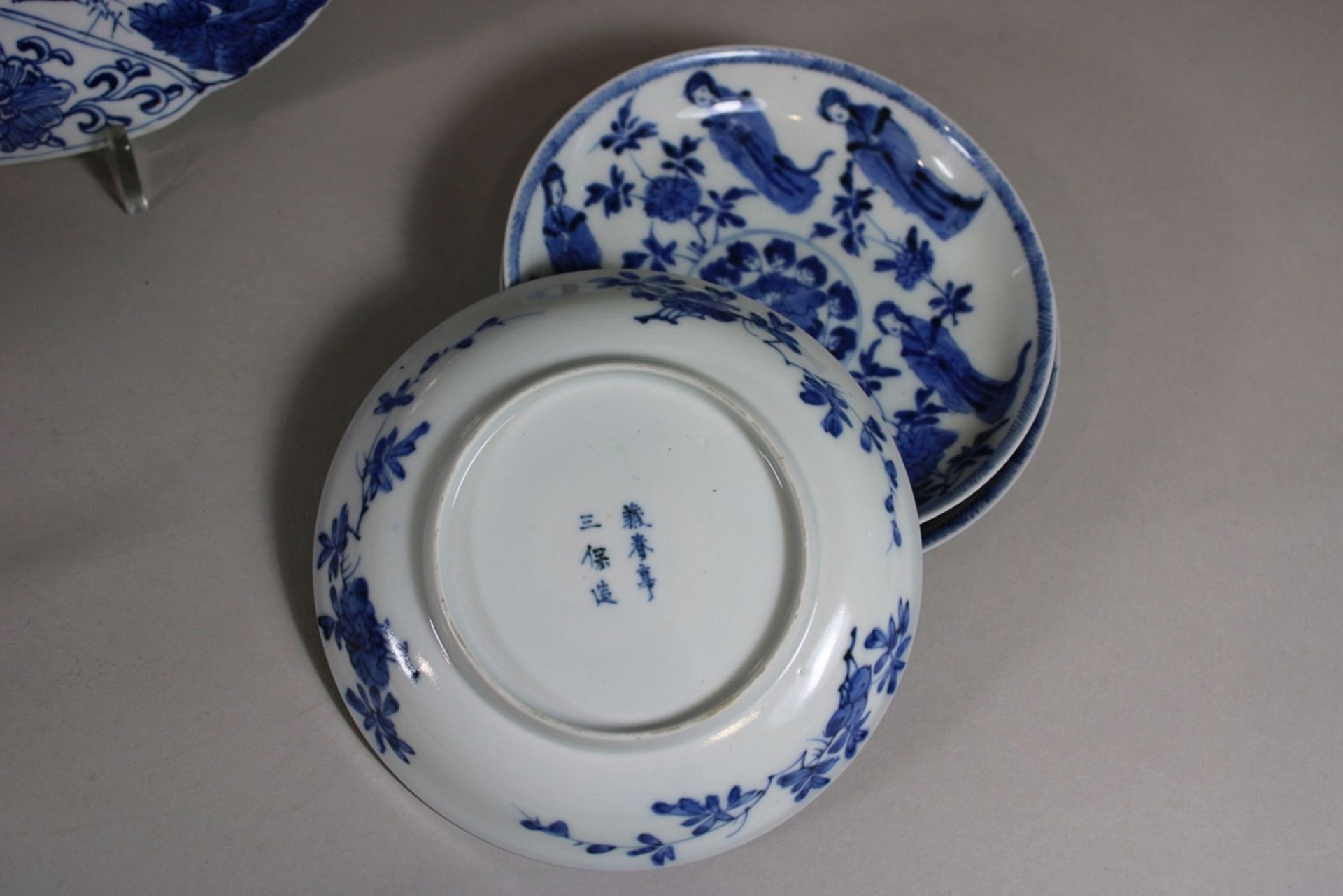 Konvolut 9. Tl.: China, Porzellan, bestehend aus: Paar Cups, Sechszeichen Qianlong Marke, Famille r - Bild 4 aus 7
