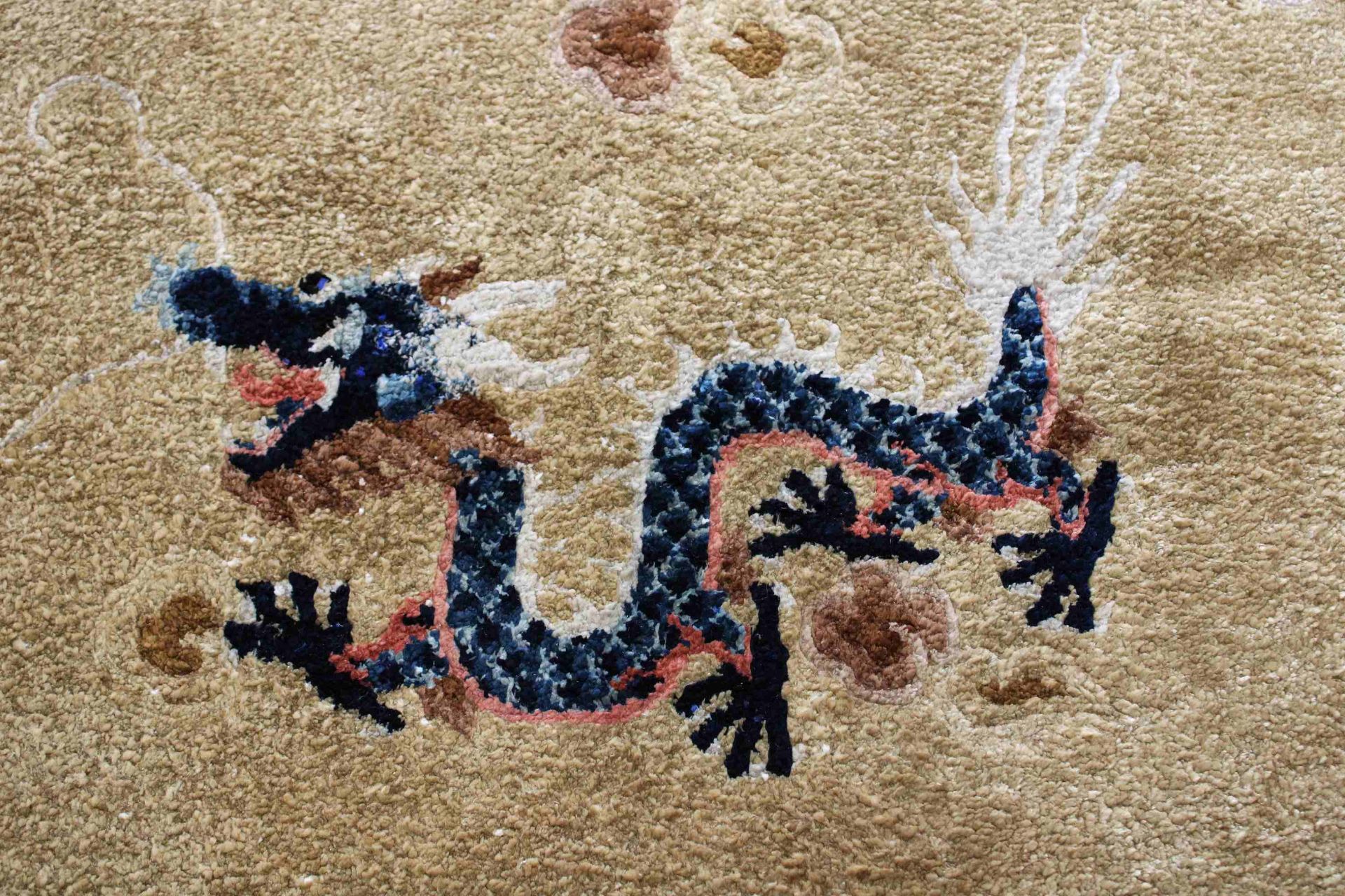 China Teppich, Seide, Drachenmuster, Maße: 183 x 122 cm. Guter Zustand. - Bild 2 aus 3