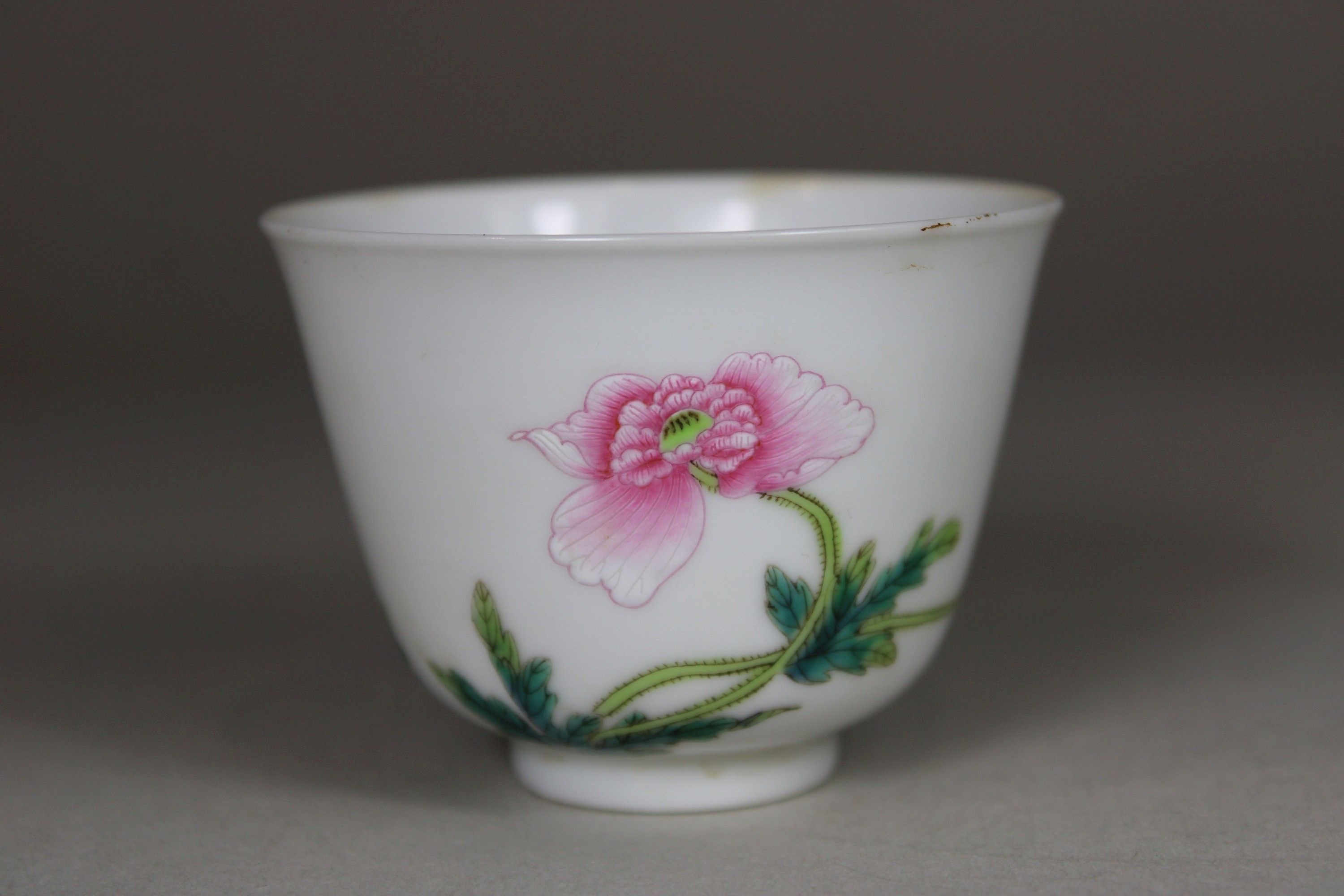 Cup, China, Porzellan, Vierzeichen Yongzheng Marke, Famille rose, Blumendekor, H.: 5 cm, Dm.: 6,5 c