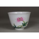 Cup, China, Porzellan, Vierzeichen Yongzheng Marke, Famille rose, Blumendekor, H.: 5 cm, Dm.: 6,5 c