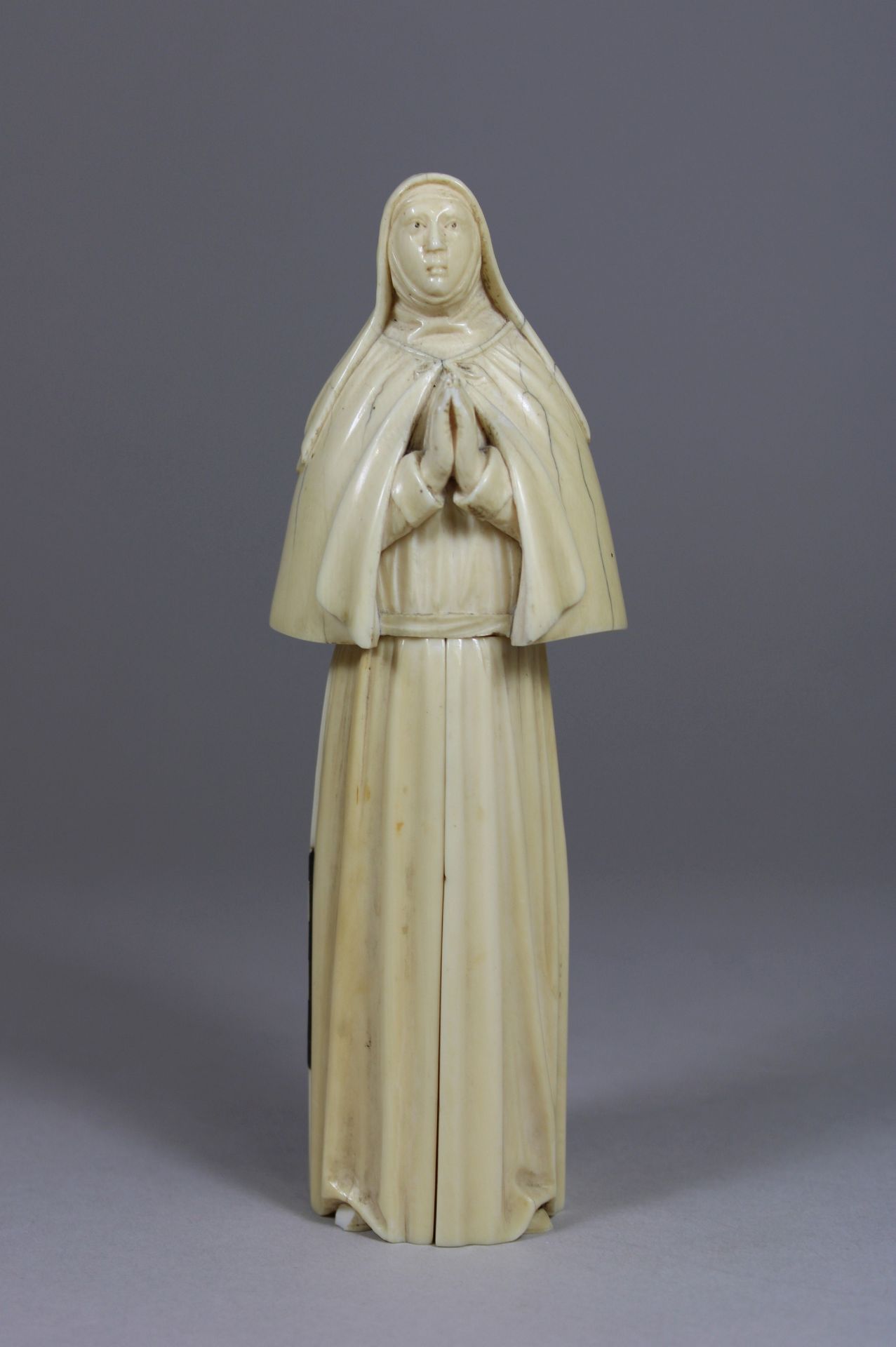 Schreinfigur Maria, Horn, um 19. Jh., geschnitzt, frontal wie eine Flügeltür zum Öffnen, innen drei
