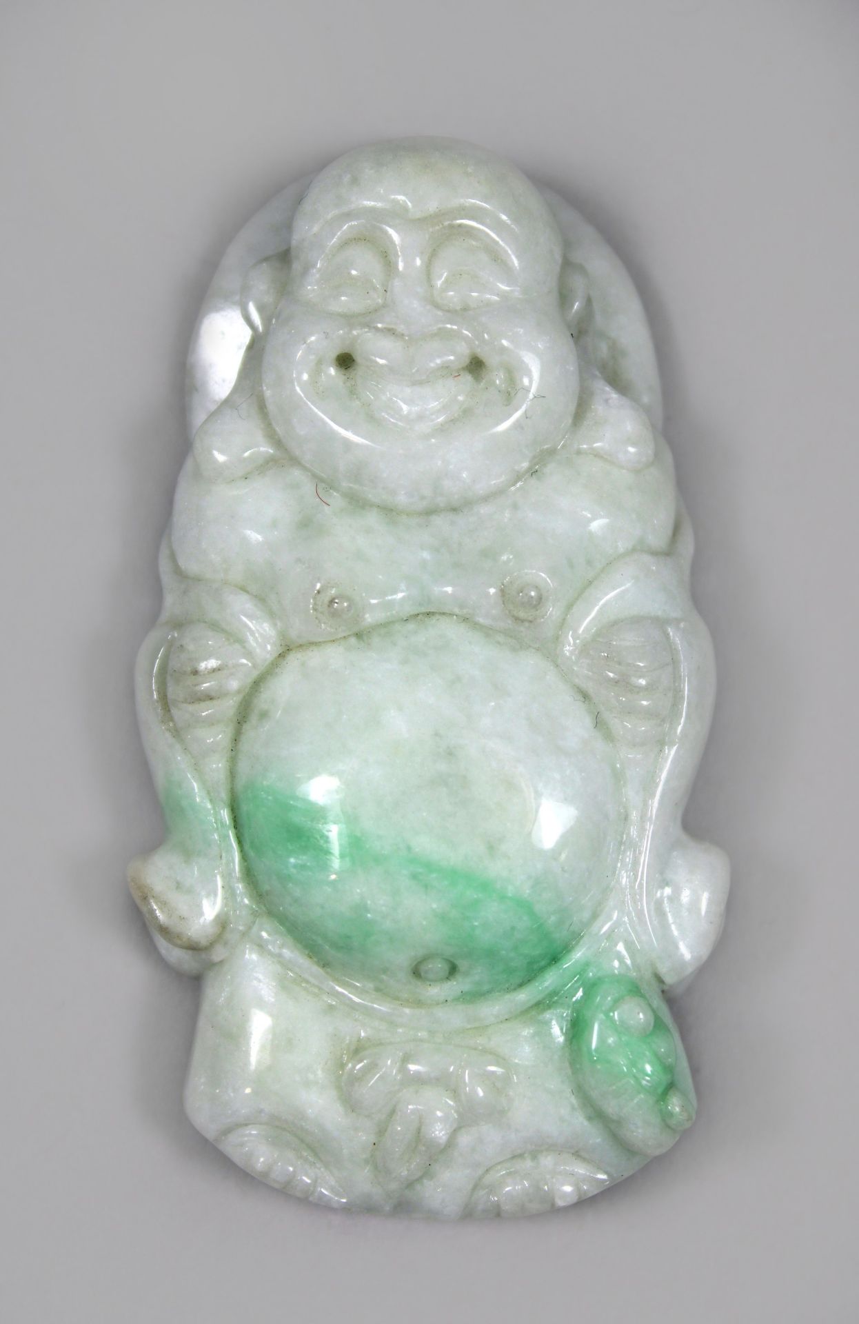 Jade 2 Tl., Buddha Anhänger aus Jade, China, H.: 6,2 cm. Altersgemäßer Zustand mit Gebrauchsspuren. - Bild 2 aus 2