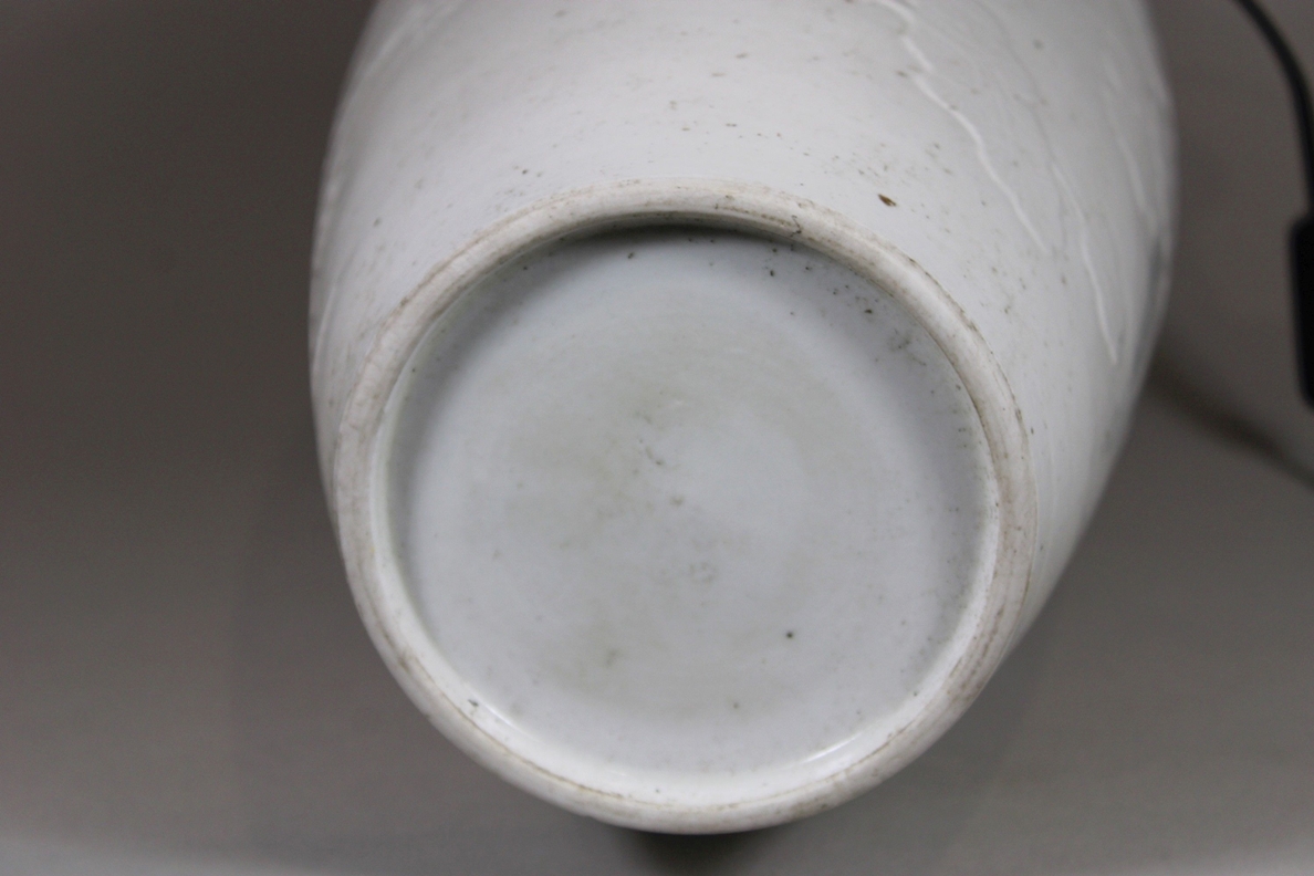 Blanc de Chine Vase, China, Porzellan, ohne Marke, Relief Dekoration, als Lampe umgebaut, H.: 51 cm - Image 3 of 3