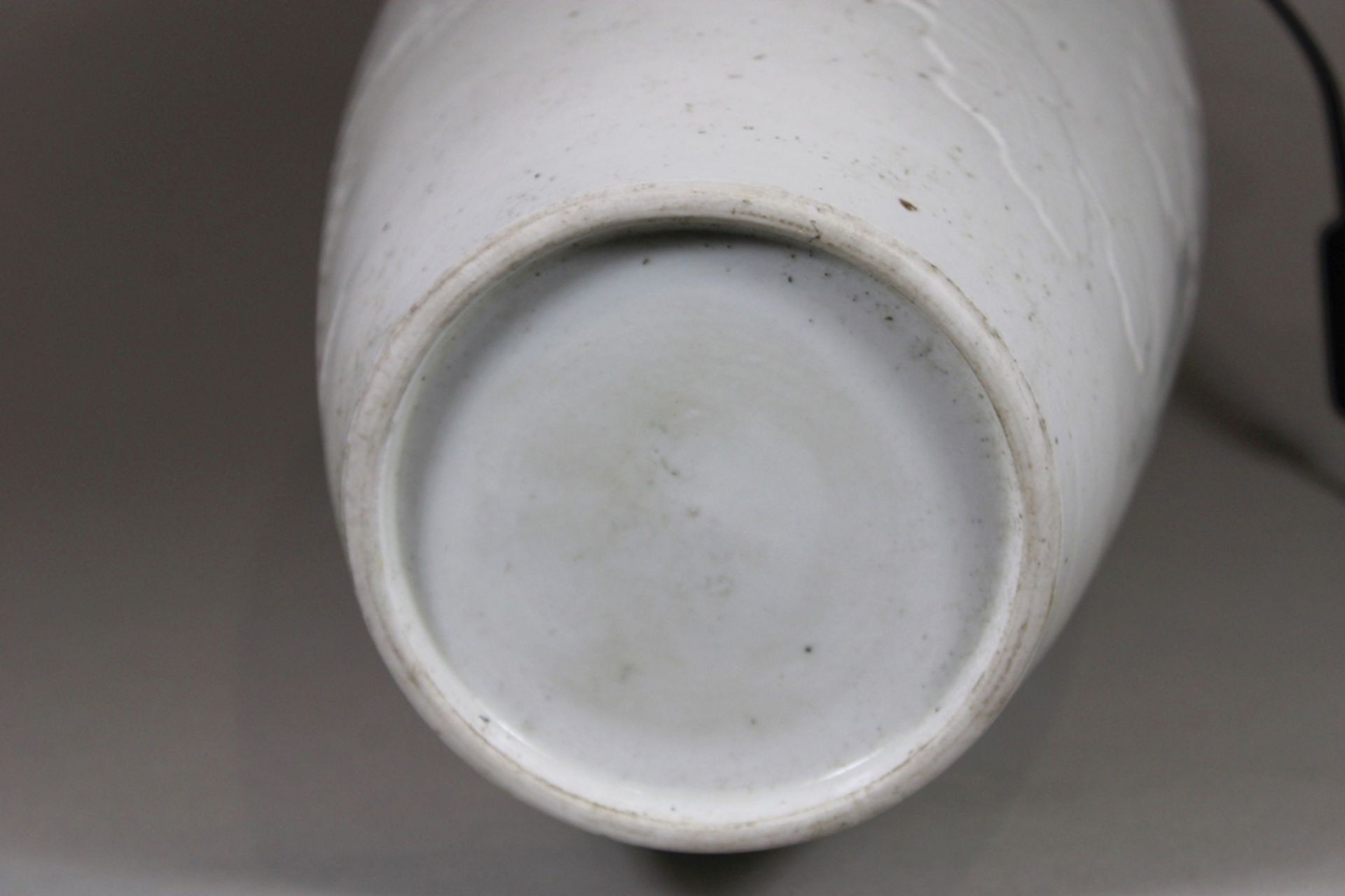 Blanc de Chine Vase, China, Porzellan, ohne Marke, Relief Dekoration, als Lampe umgebaut, H.: 51 cm - Bild 3 aus 3